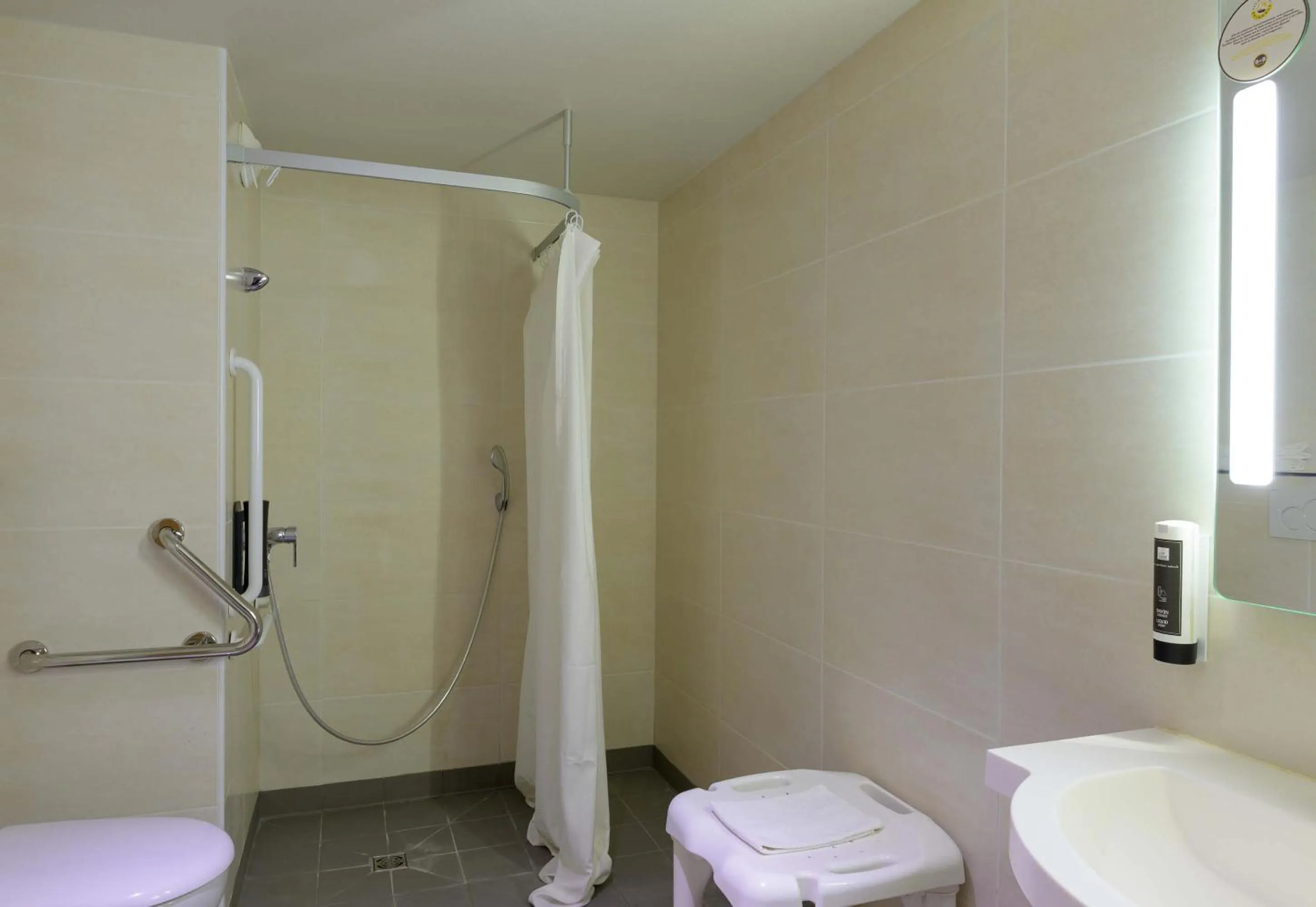 Bathroom in B&B HOTEL Marne-La-Vallée Torcy