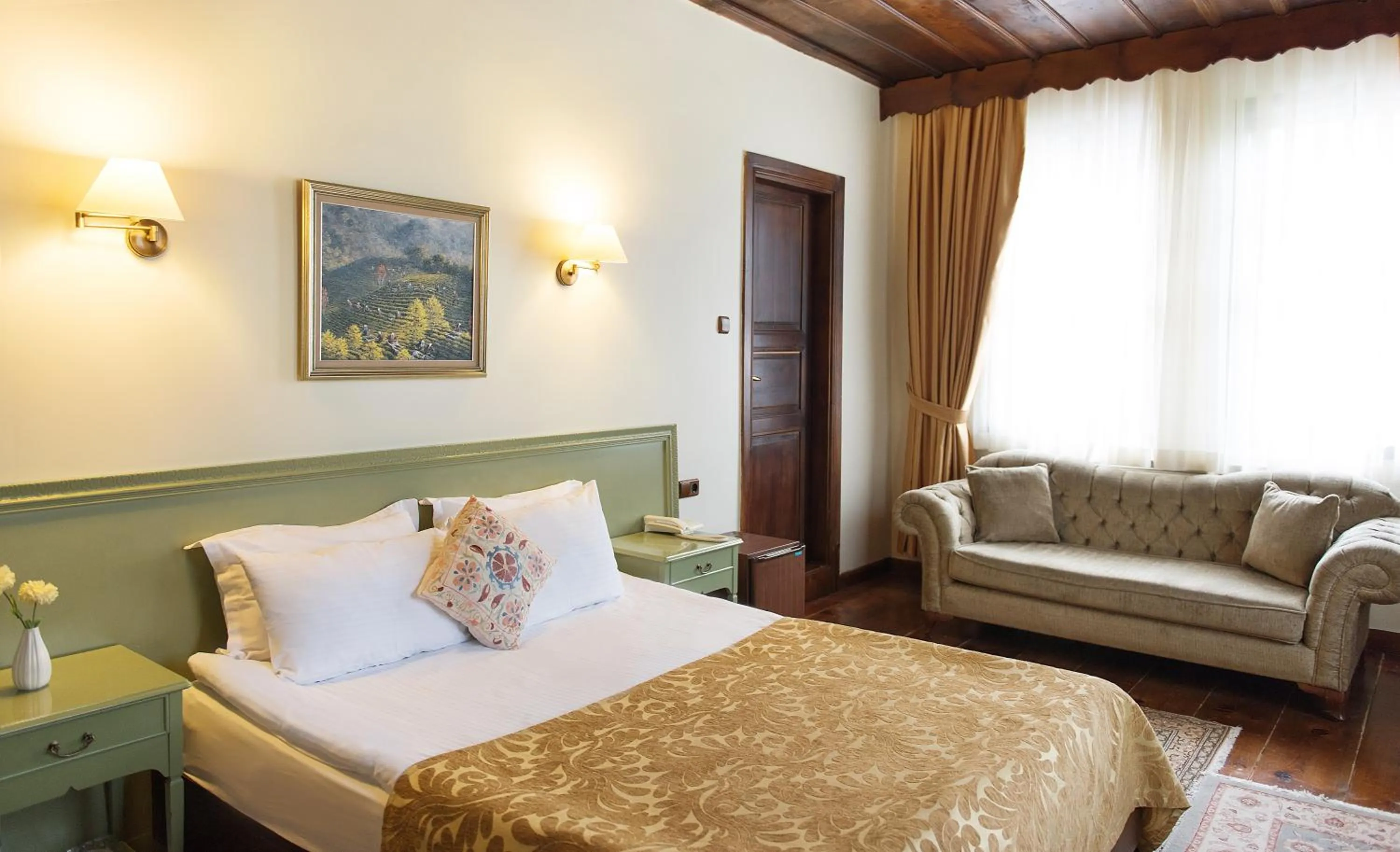 Photo of the whole room, Bed in Uğurlu Konakları