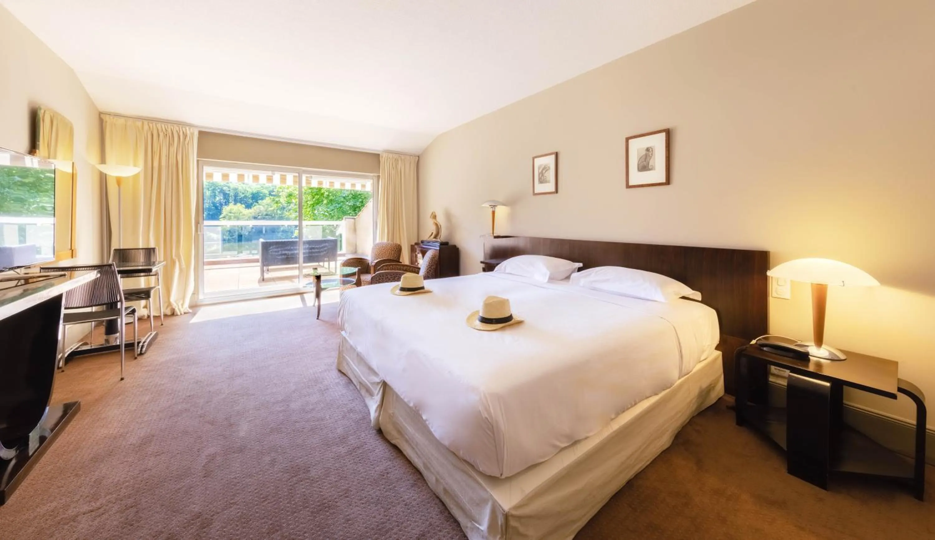 Bedroom, Bed in Relais & Châteaux Hôtel La Réserve