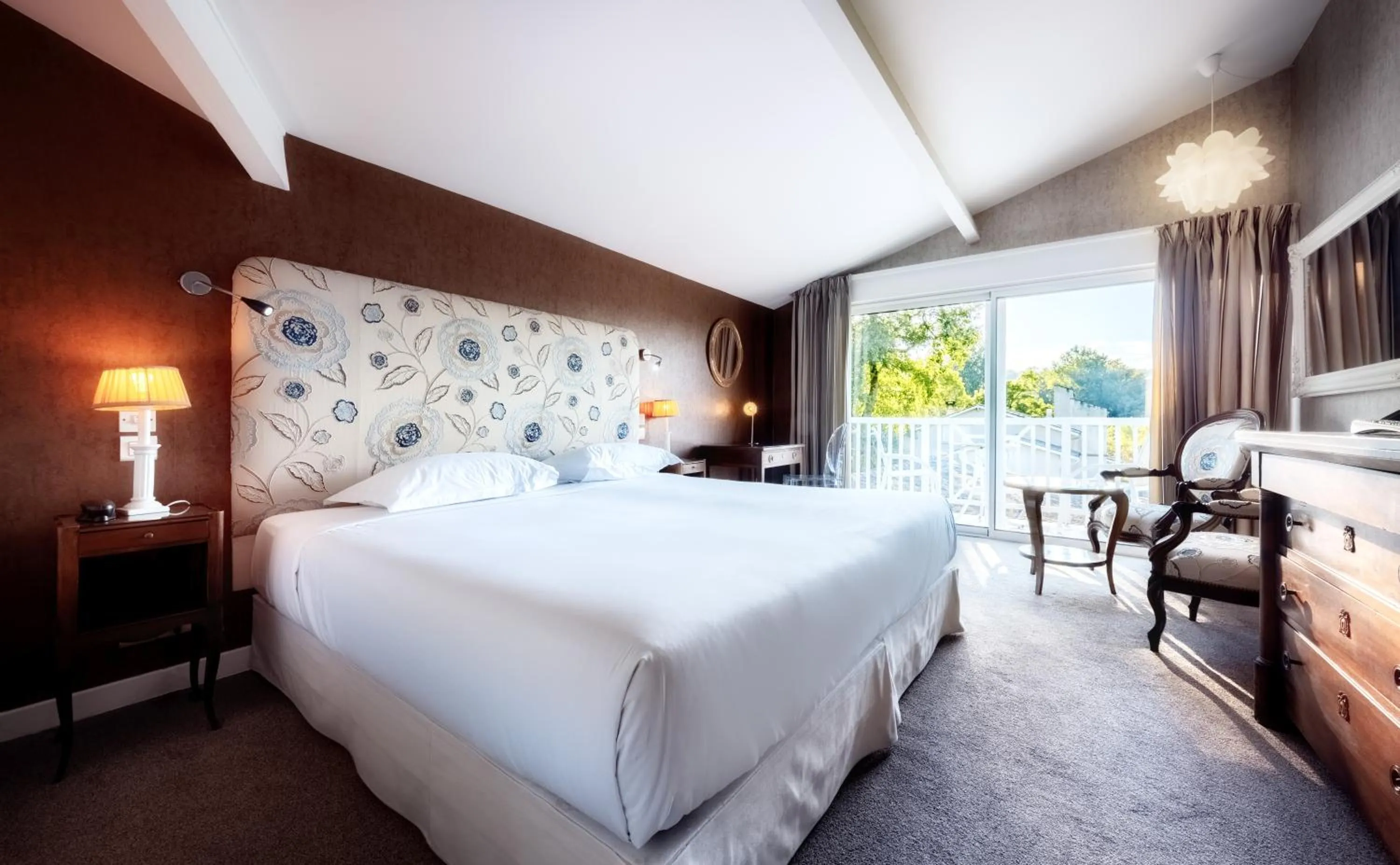 Bedroom, Bed in Relais & Châteaux Hôtel La Réserve