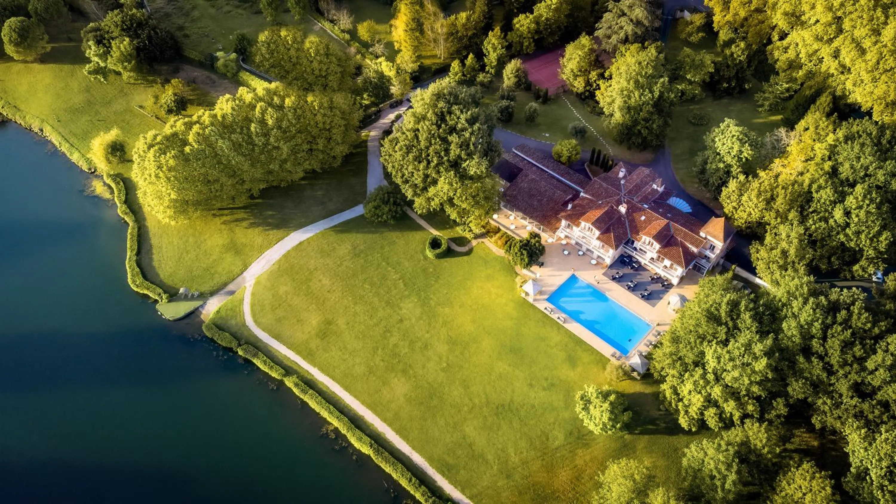 Bird's eye view, Bird's-eye View in Relais & Châteaux Hôtel La Réserve