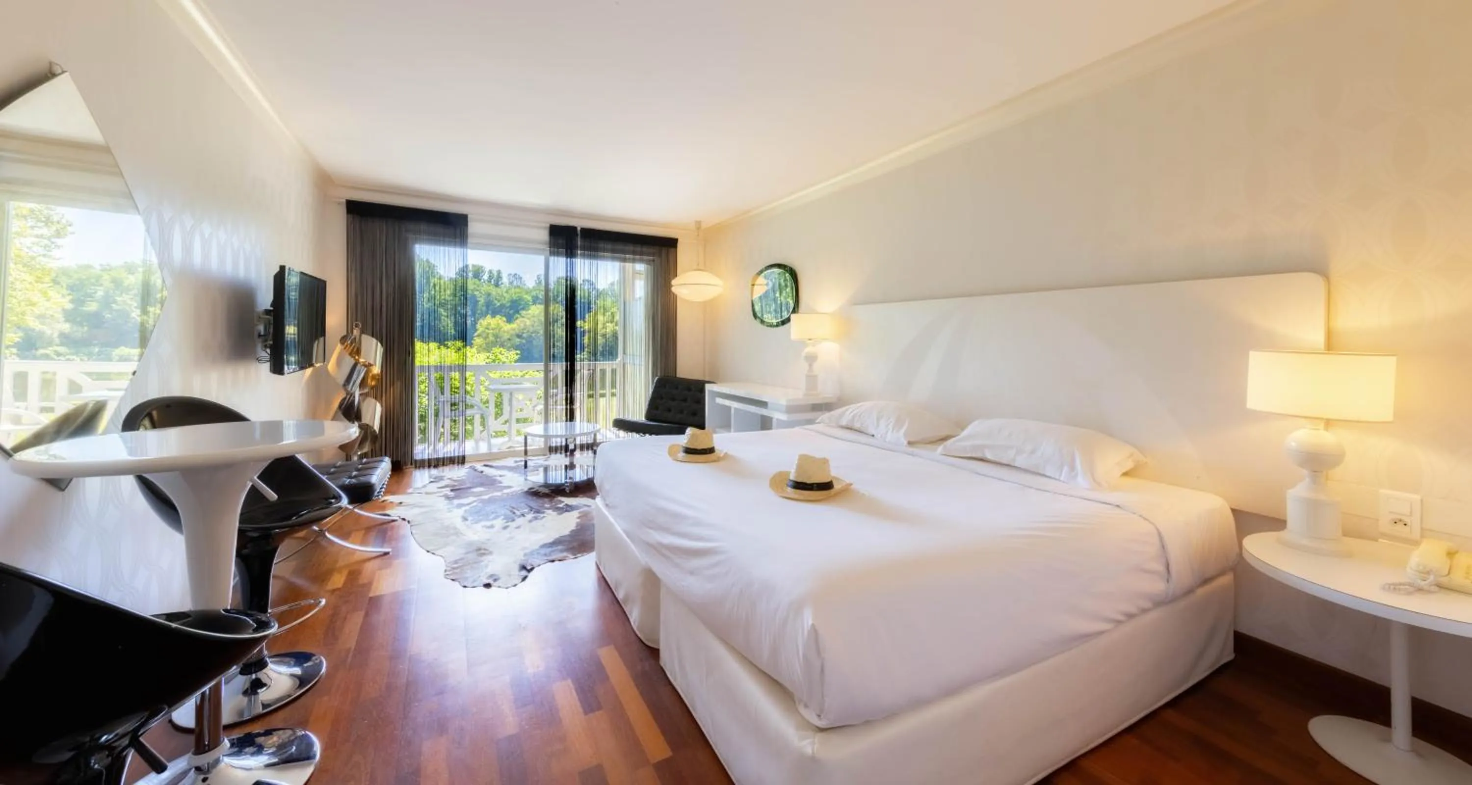 Bedroom, Bed in Relais & Châteaux Hôtel La Réserve