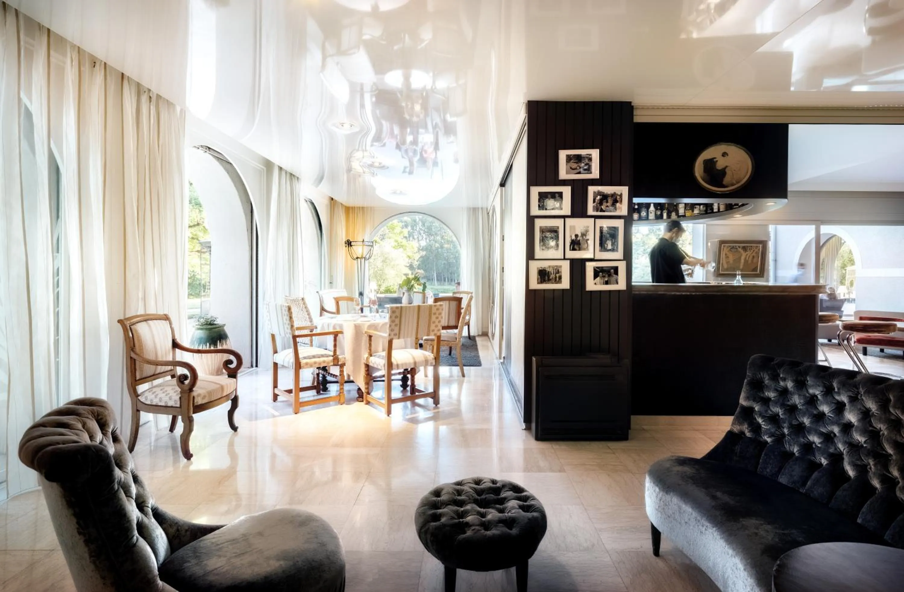 Lounge or bar, Seating Area in Relais & Châteaux Hôtel La Réserve