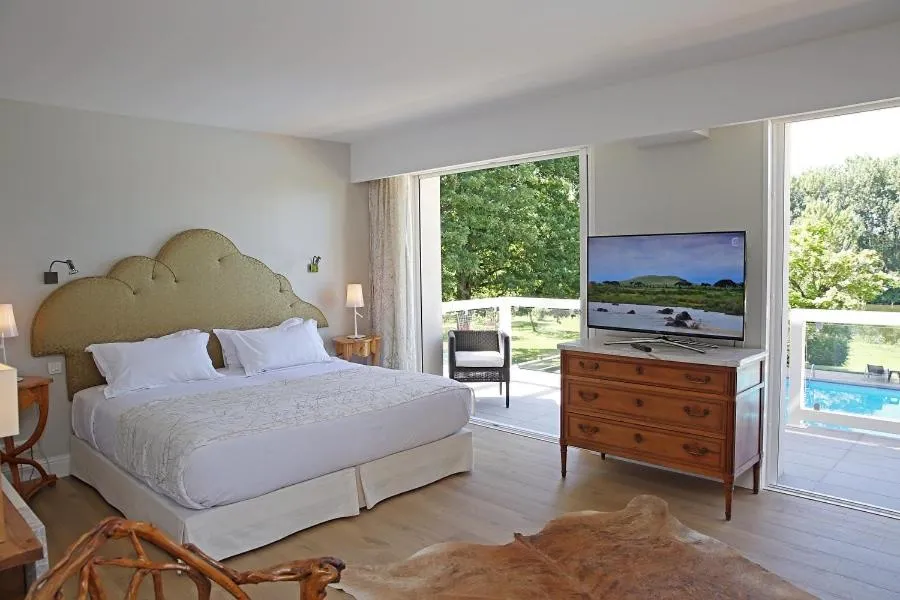 Bedroom, Bed in Relais & Châteaux Hôtel La Réserve