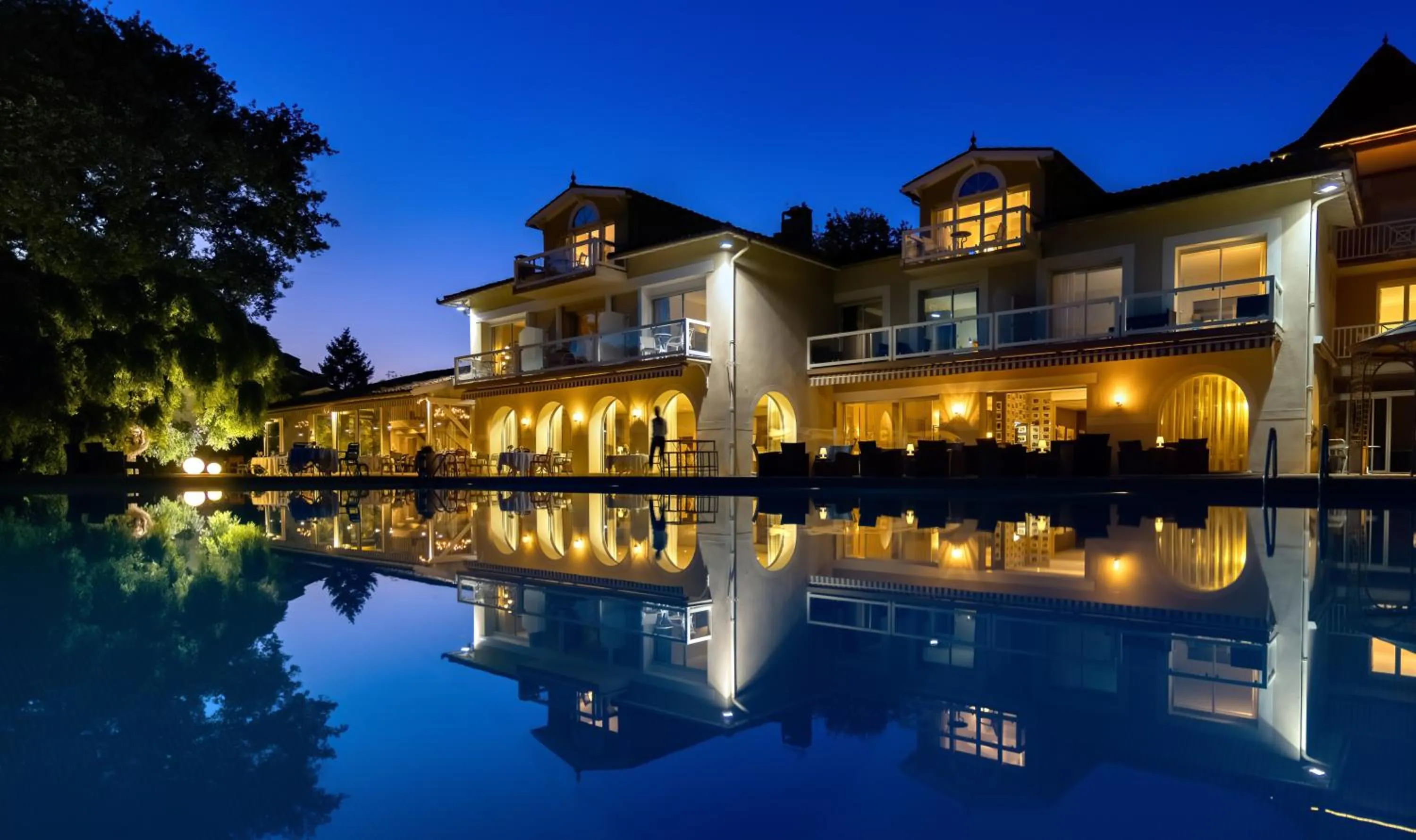 Restaurant/places to eat, Property Building in Relais & Châteaux Hôtel La Réserve