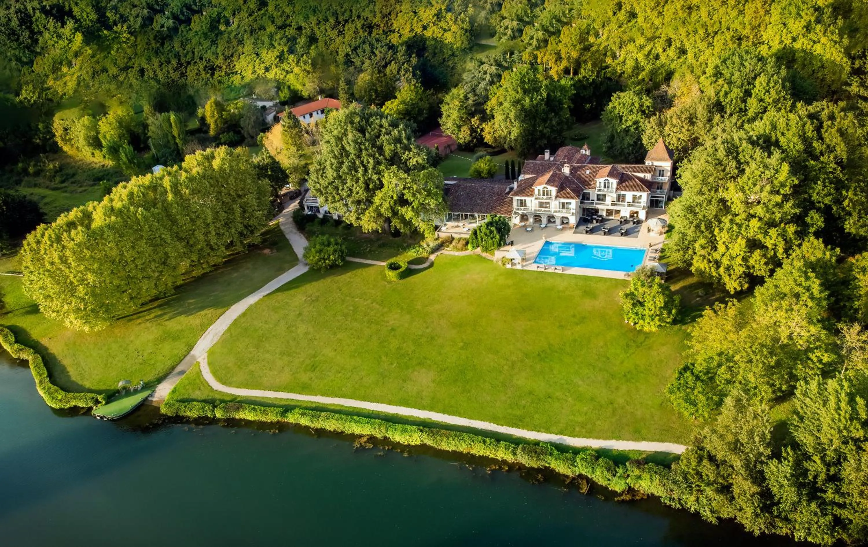 Bird's eye view, Bird's-eye View in Relais & Châteaux Hôtel La Réserve
