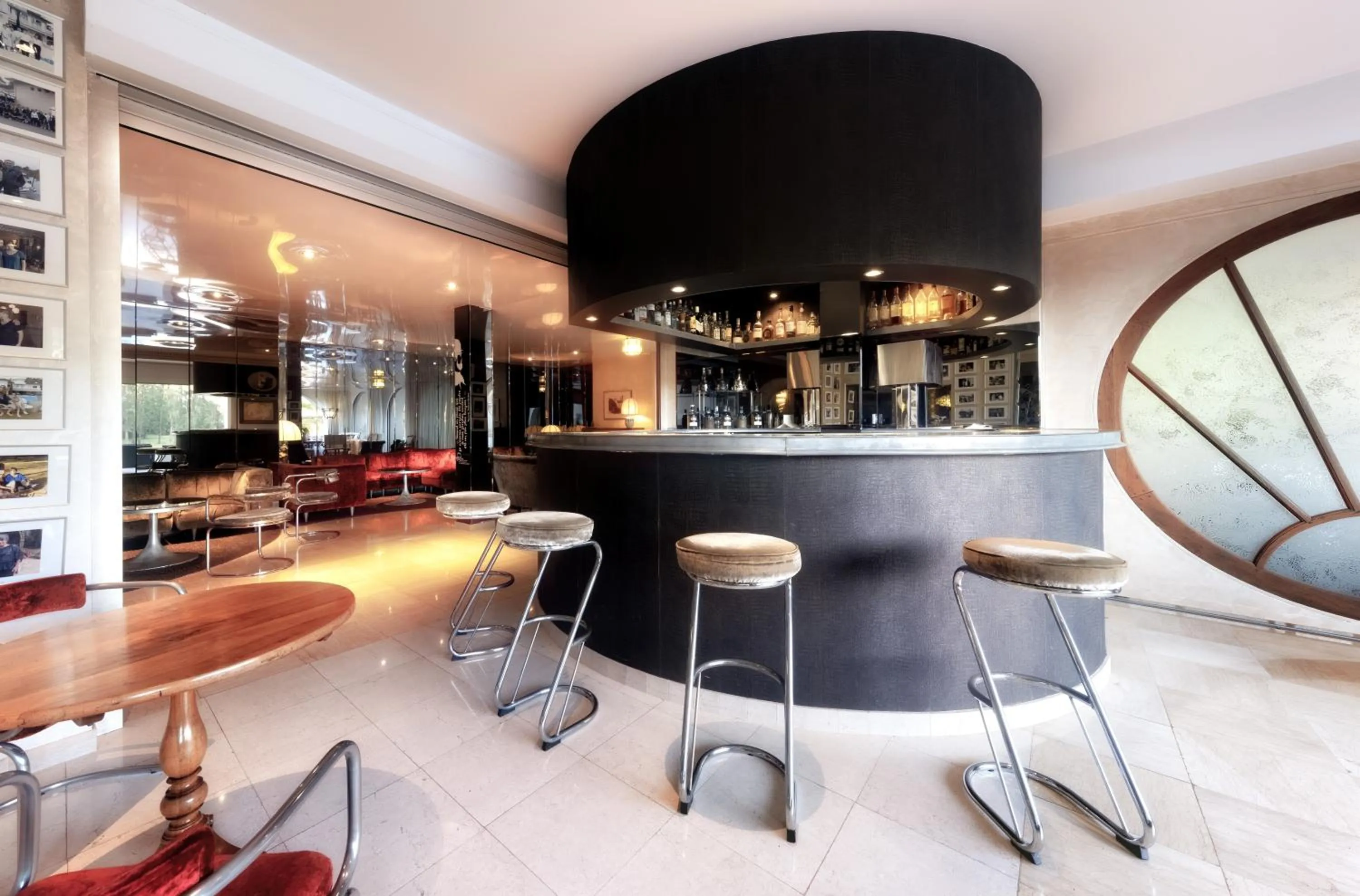 Lounge or bar, Lounge/Bar in Relais & Châteaux Hôtel La Réserve