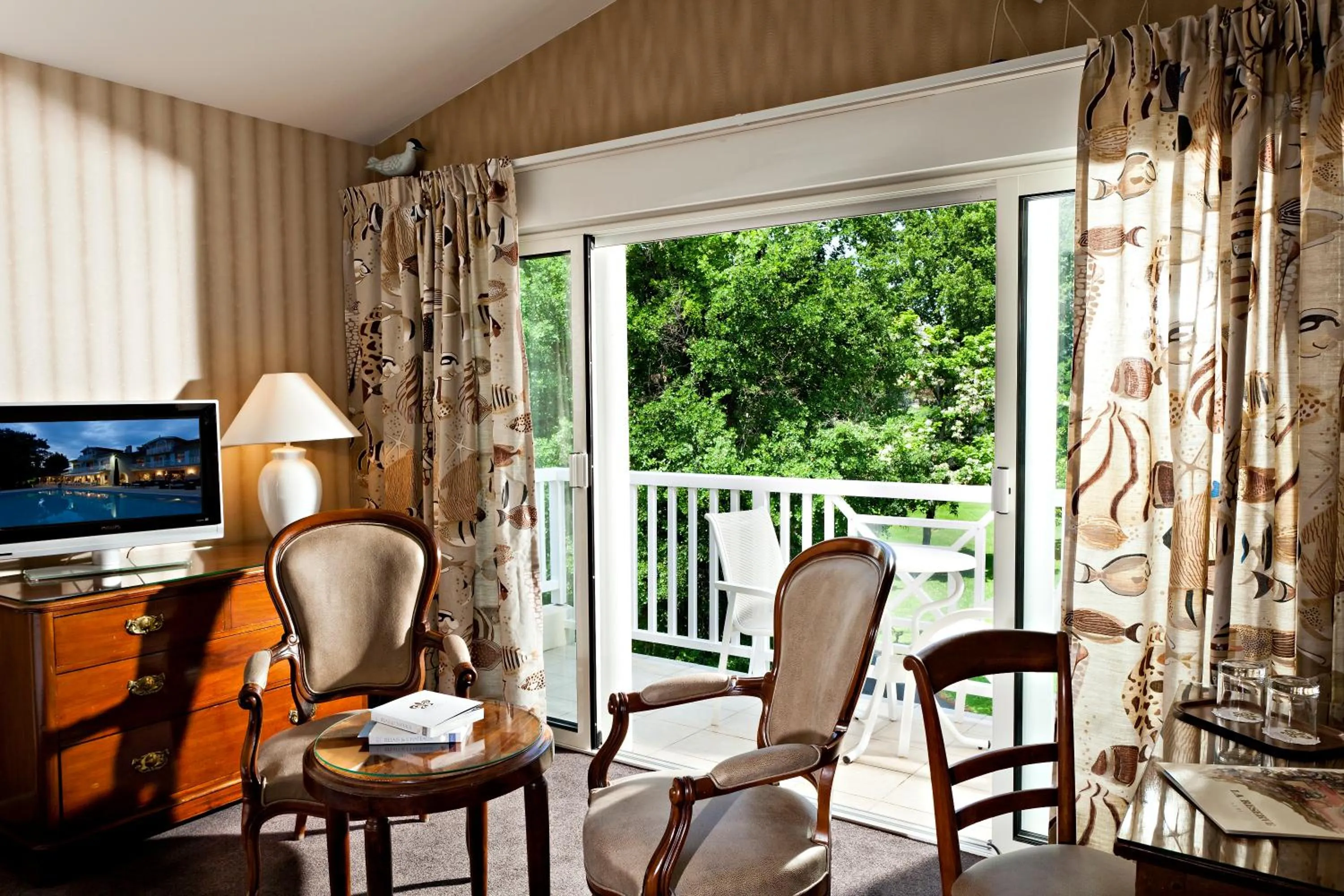 Bedroom, Seating Area in Relais & Châteaux Hôtel La Réserve