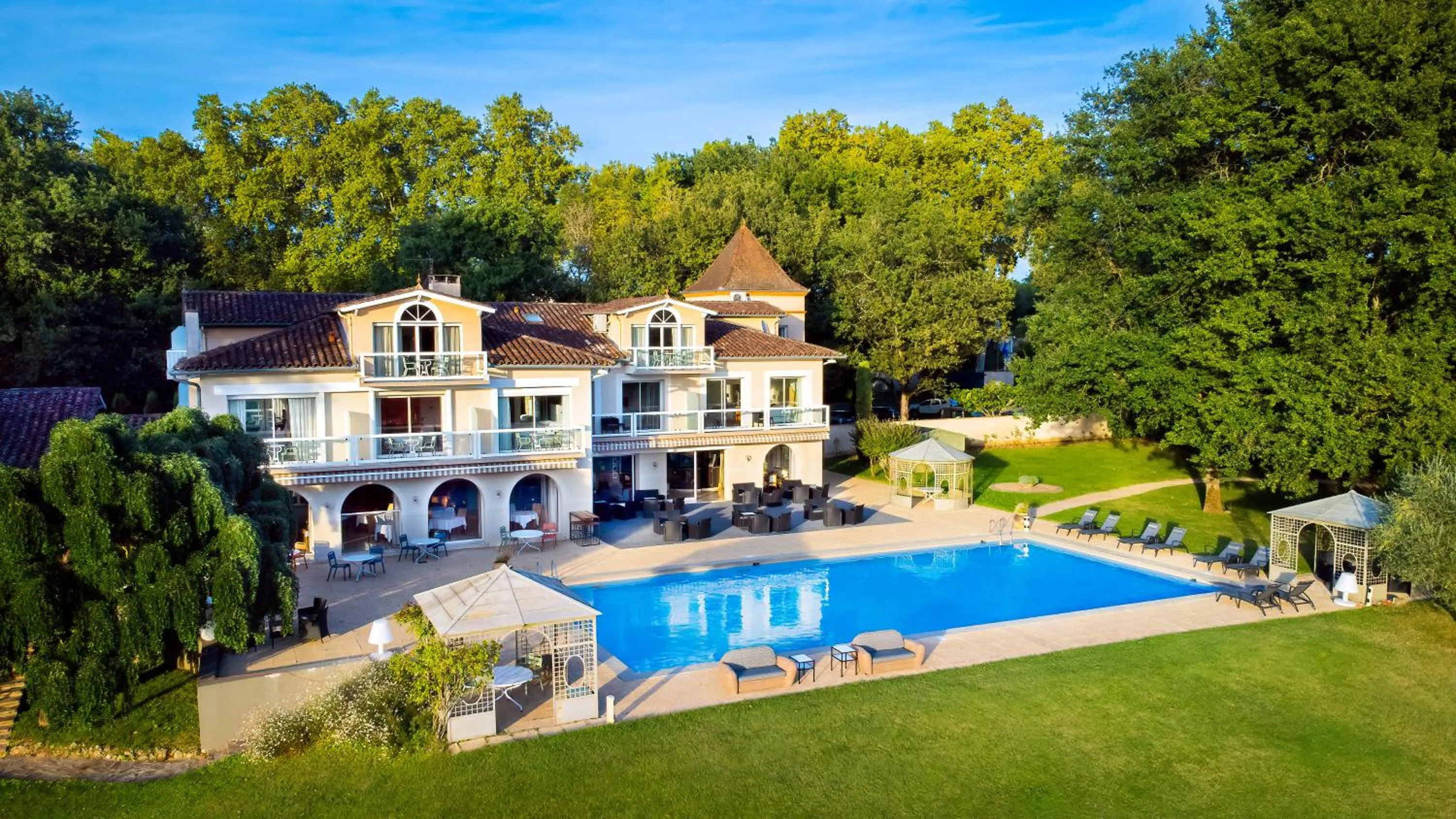 Property building, Swimming Pool in Relais & Châteaux Hôtel La Réserve