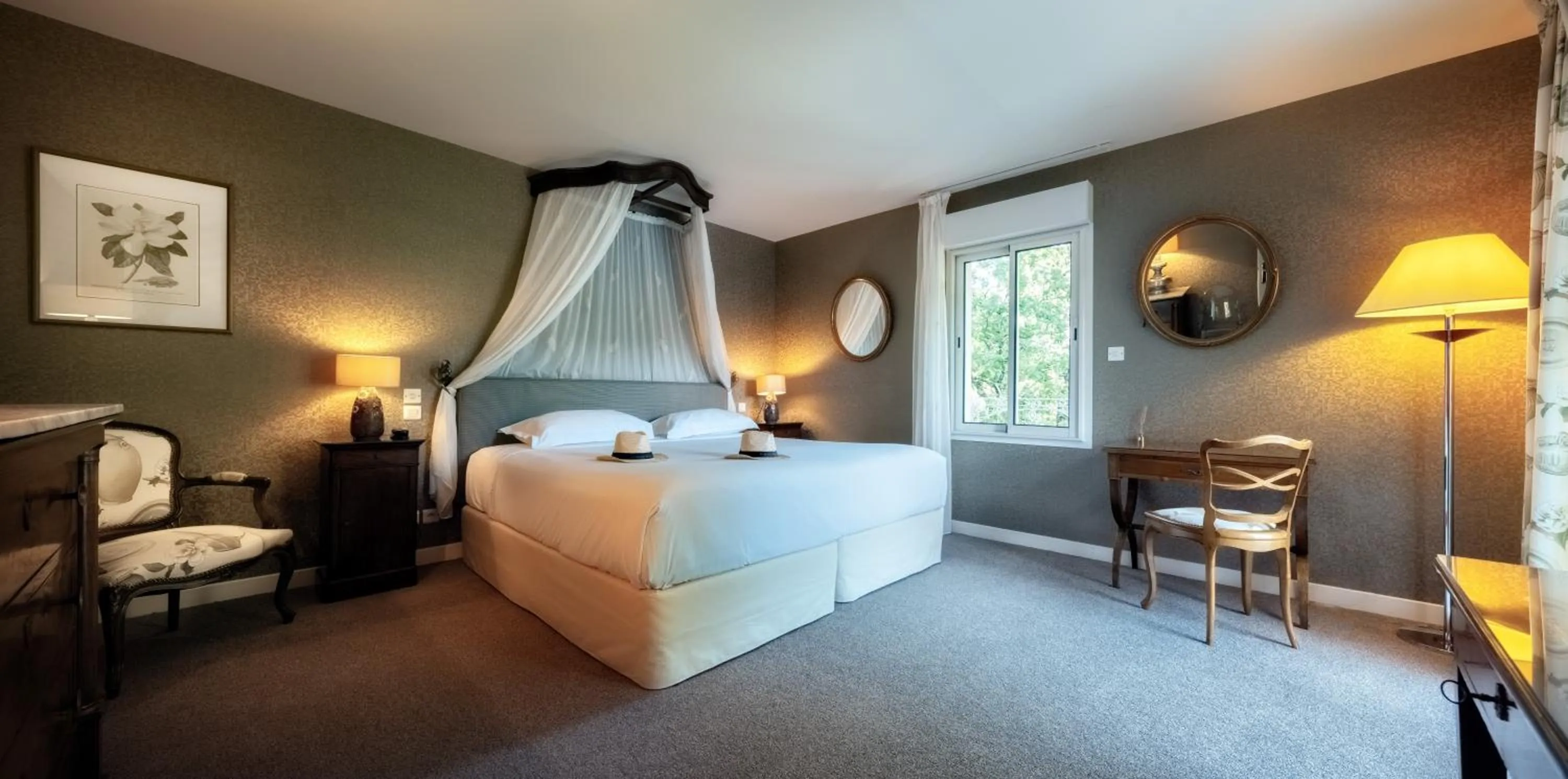 Bedroom, Bed in Relais & Châteaux Hôtel La Réserve