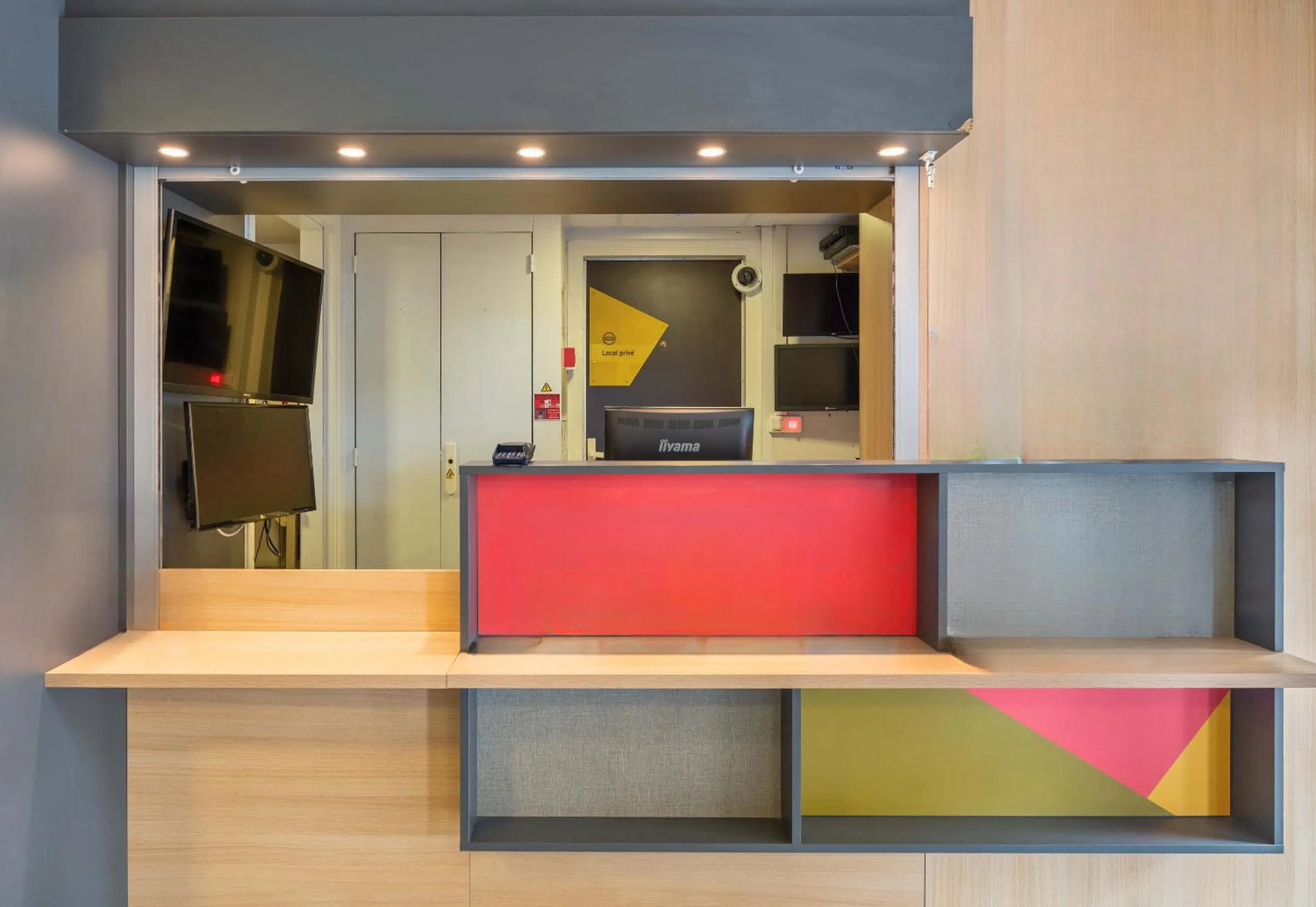 Lobby or reception in B&B HOTEL Lyon St Priest