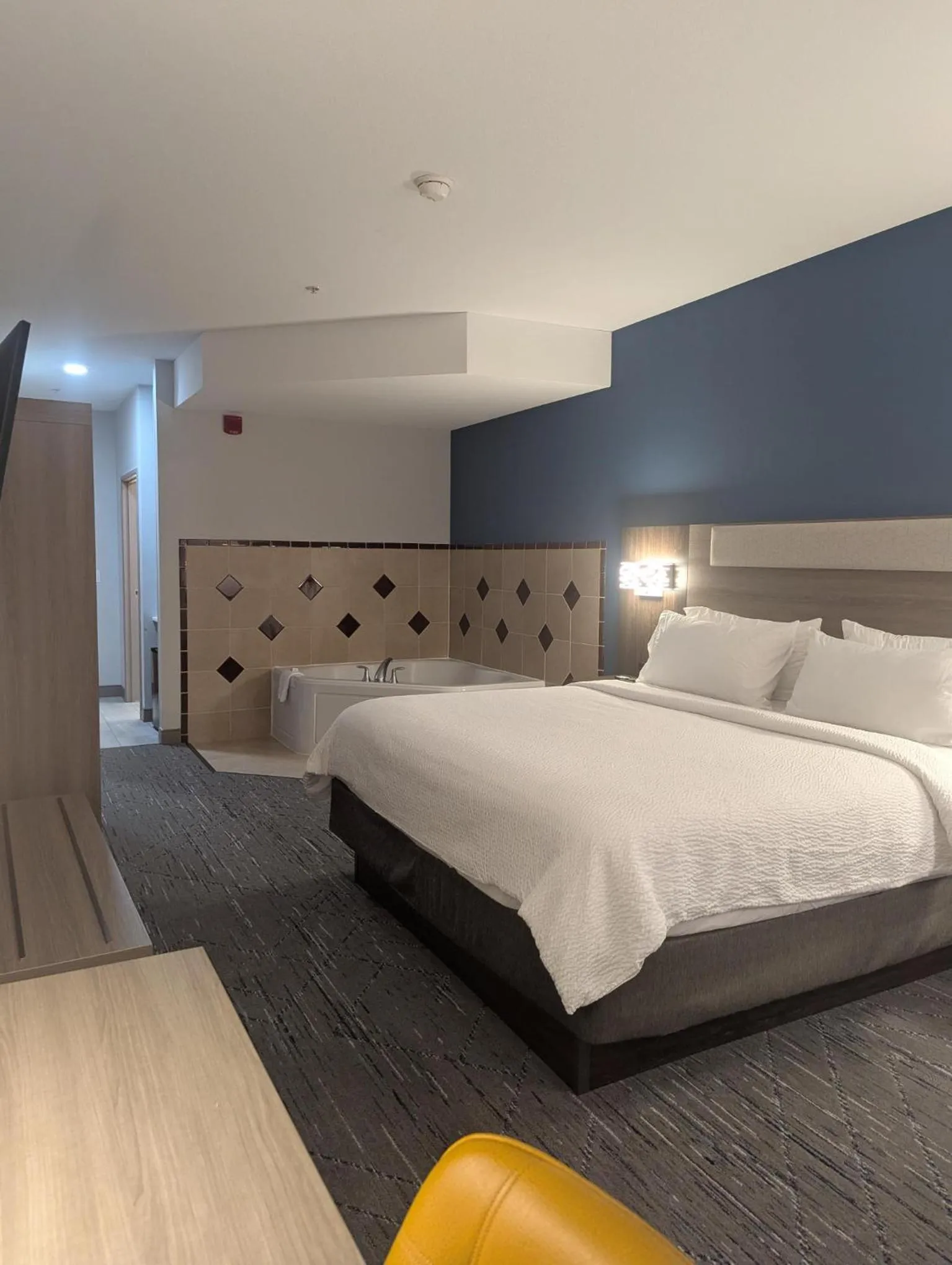 Photo of the whole room, Bed in Holiday Inn Express Hotel & Suites Loveland by IHG