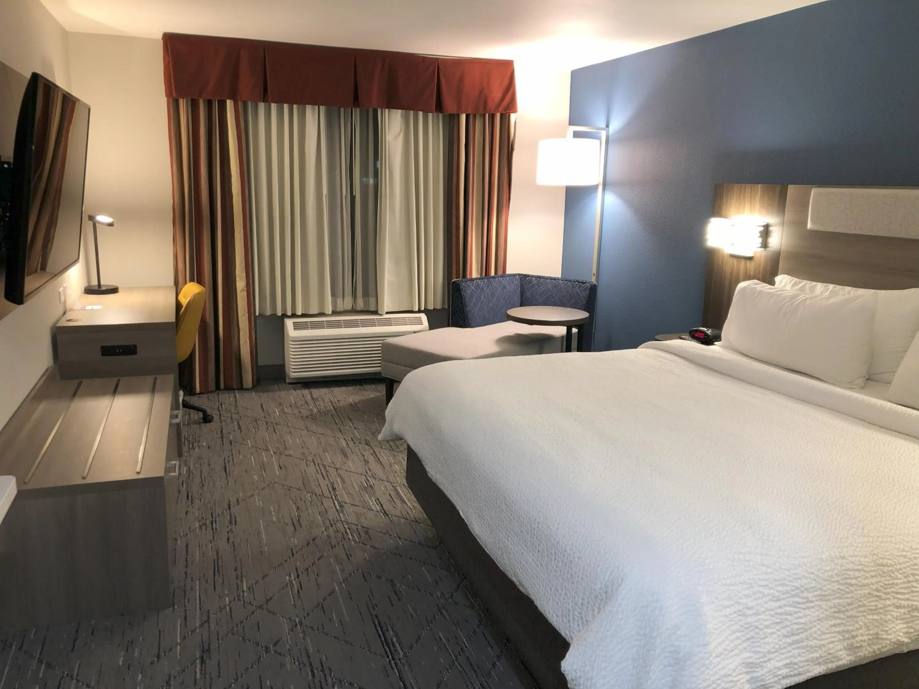 Bed in Holiday Inn Express Hotel & Suites Loveland by IHG