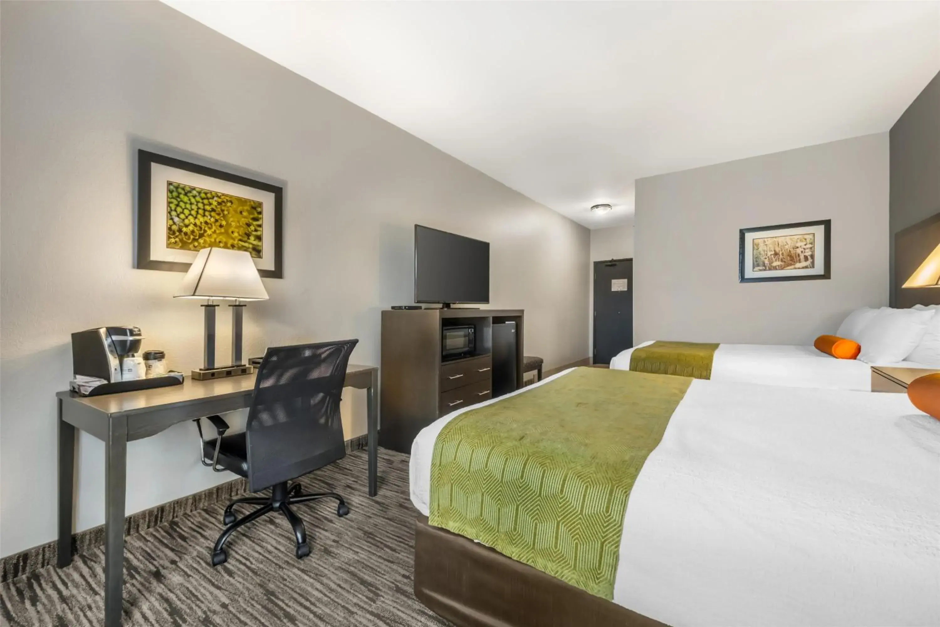 Standard Queen Room with Two Queen Beds and Mobility Accessible Tub in Hotel Liberal by IHG Standard Queen Room with Two Queen Beds and Mobility Accessible Tub in Hotel Liberal by IHG