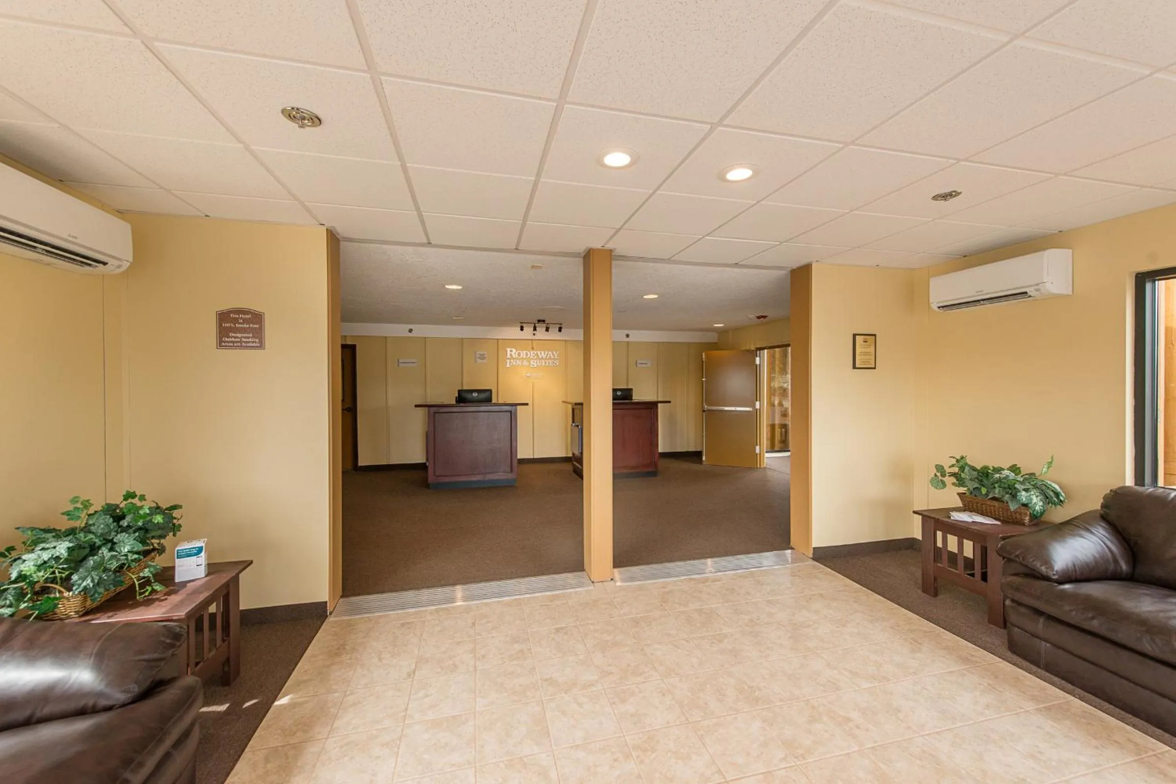 Lobby or reception in Rodeway Inn & Suites Portland - Jantzen Beach