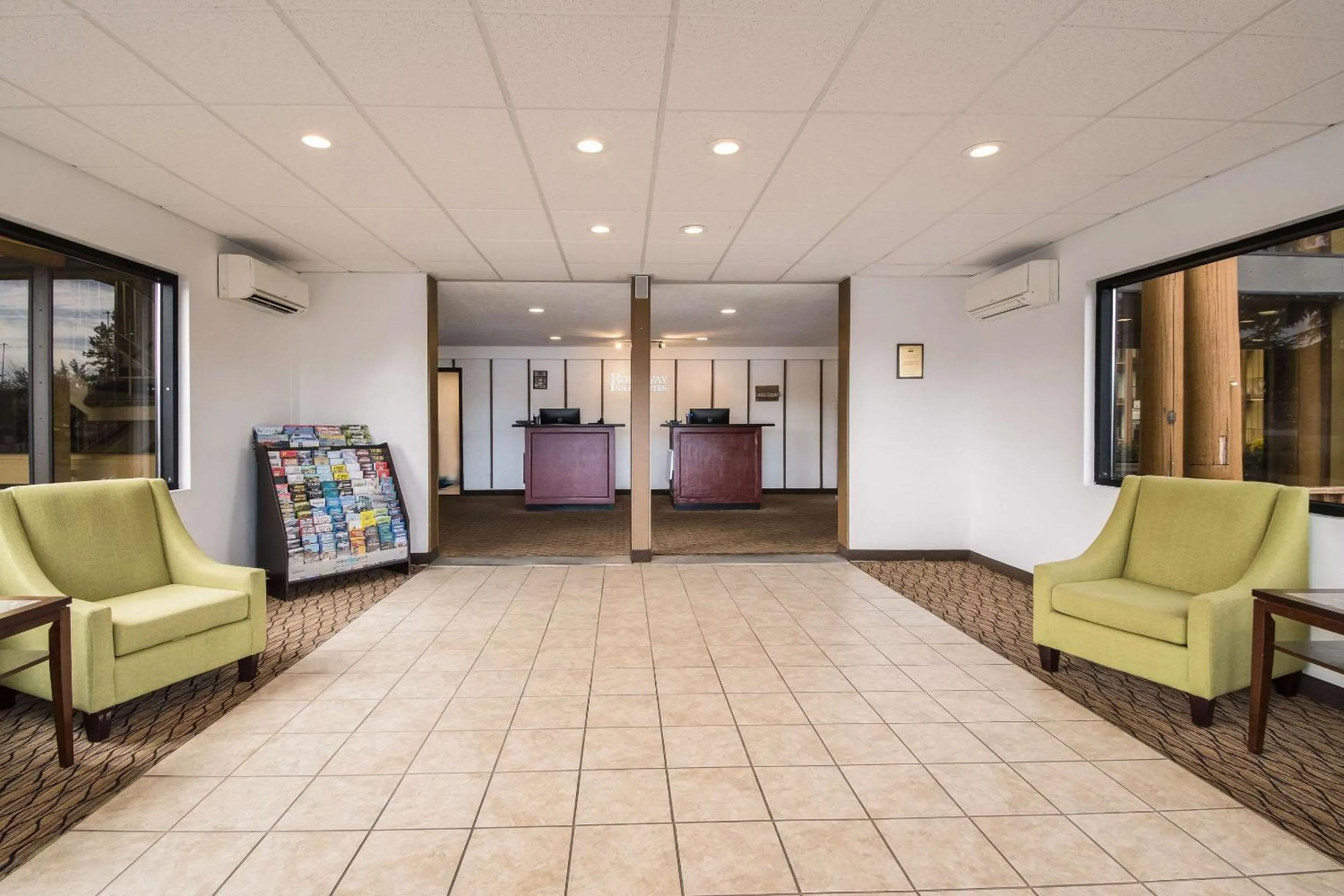 Lobby or reception in Rodeway Inn & Suites Portland - Jantzen Beach