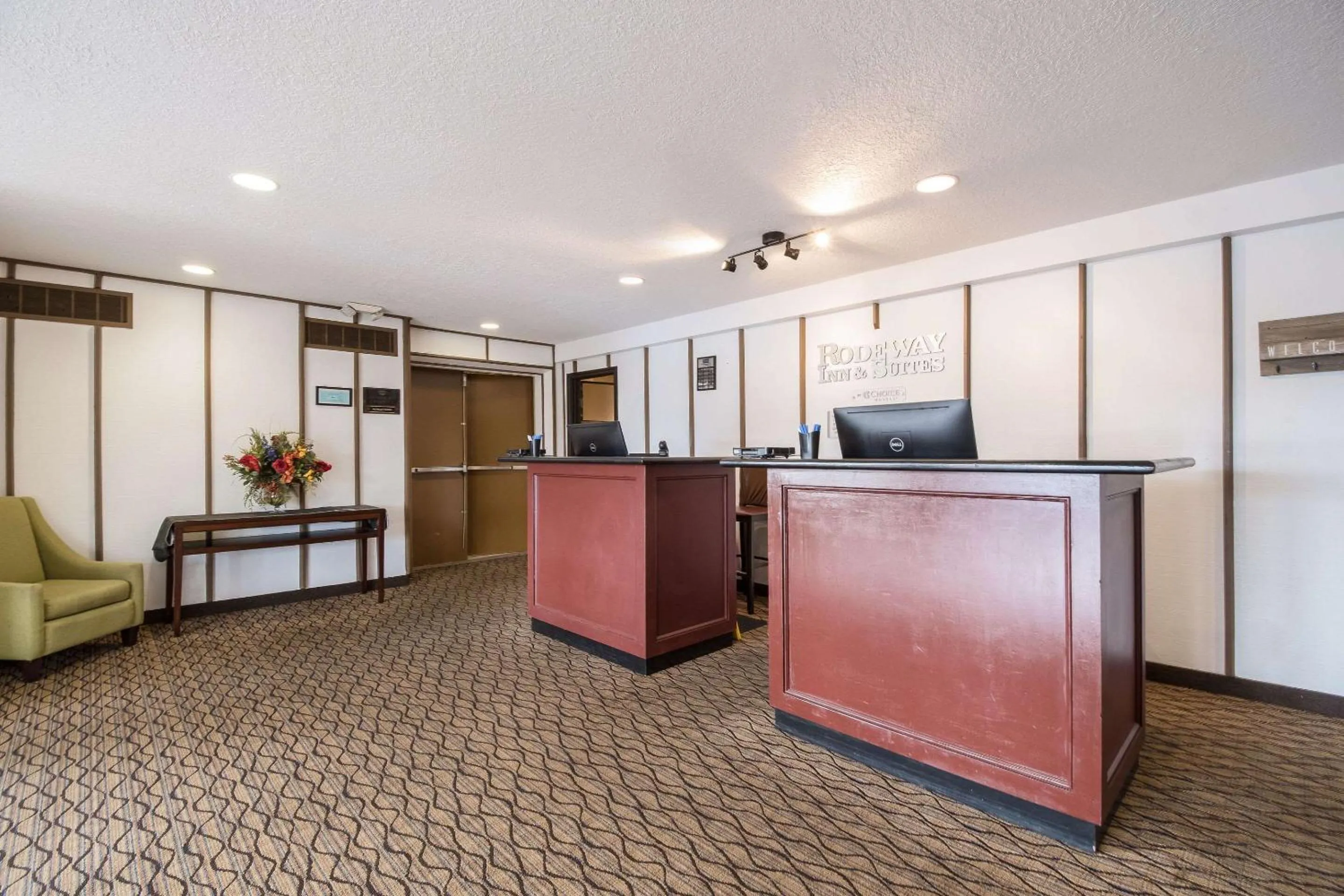 Lobby or reception in Rodeway Inn & Suites Portland - Jantzen Beach