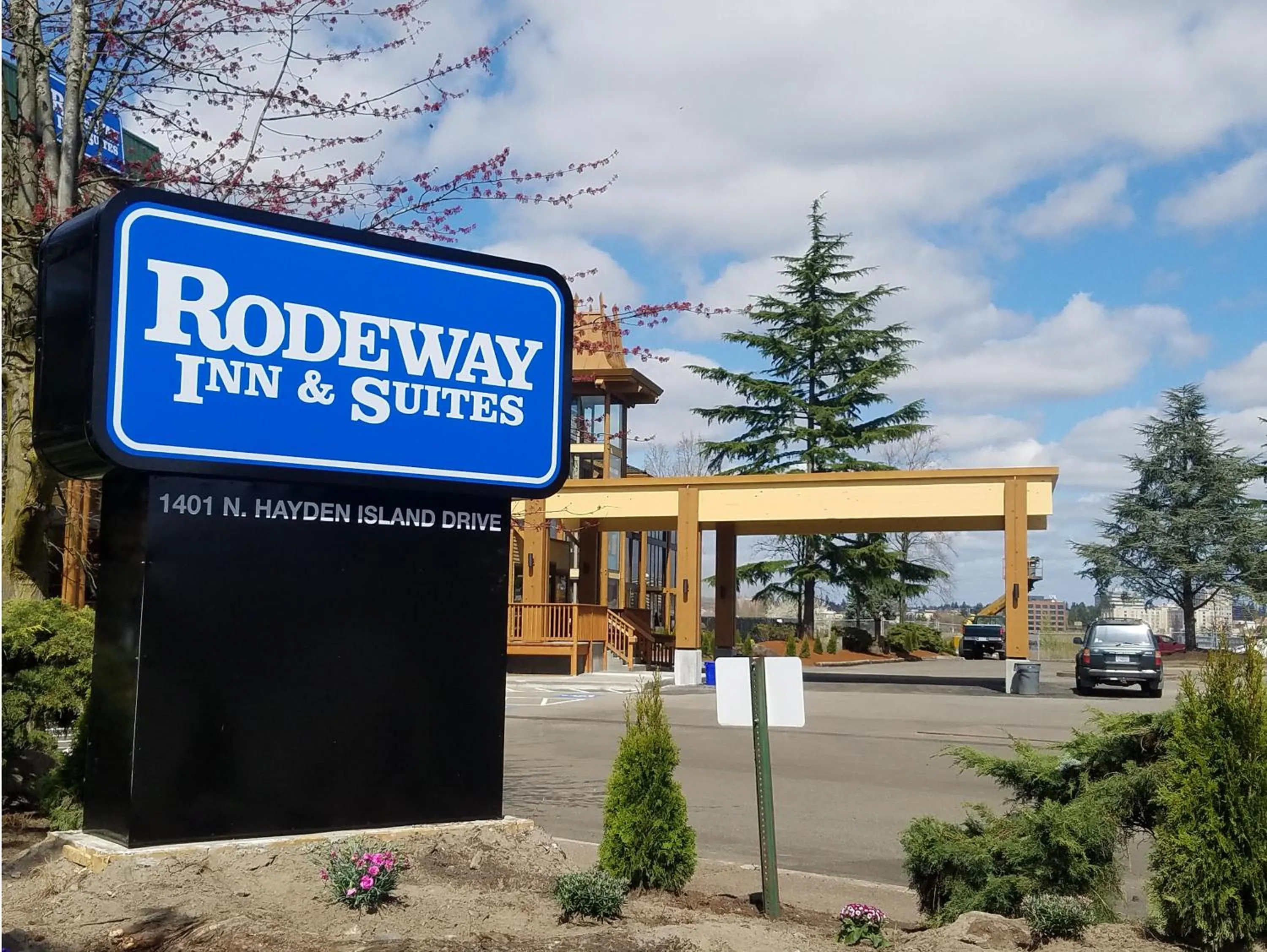 Property logo or sign in Rodeway Inn & Suites Portland - Jantzen Beach