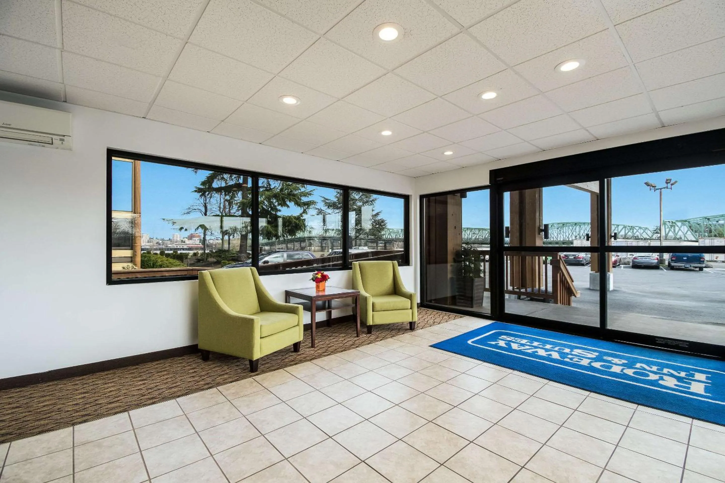 Lobby or reception in Rodeway Inn & Suites Portland - Jantzen Beach
