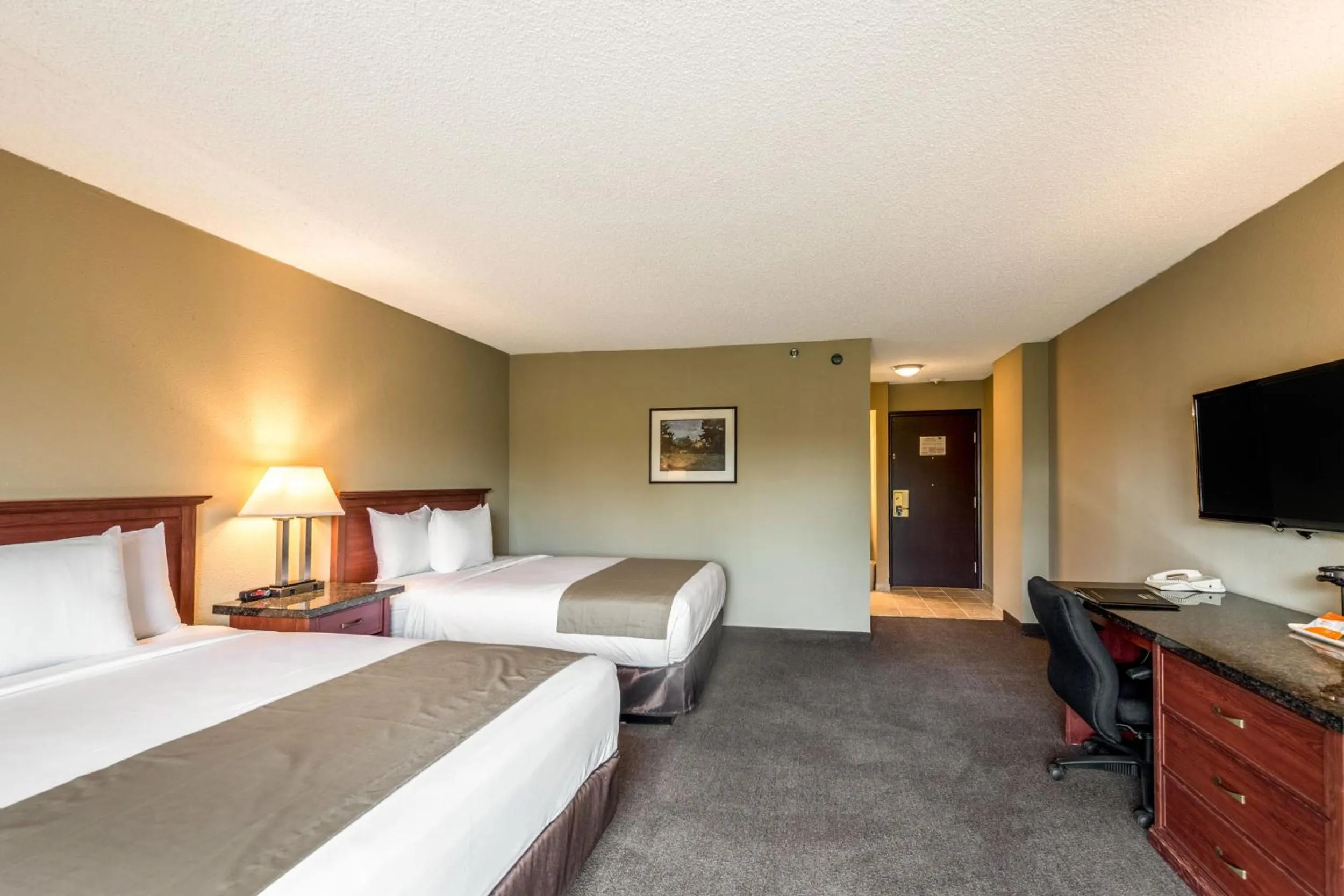 People in Rodeway Inn & Suites Portland - Jantzen Beach
