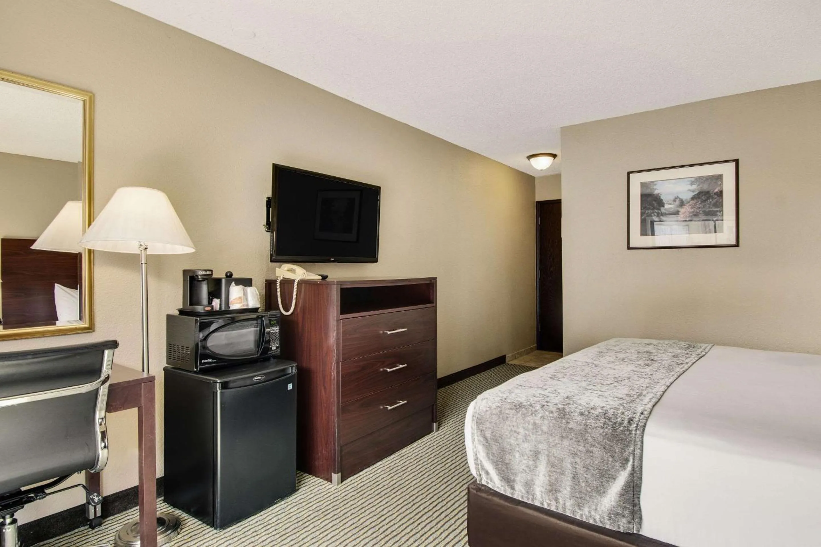 Bedroom in Rodeway Inn & Suites Portland - Jantzen Beach
