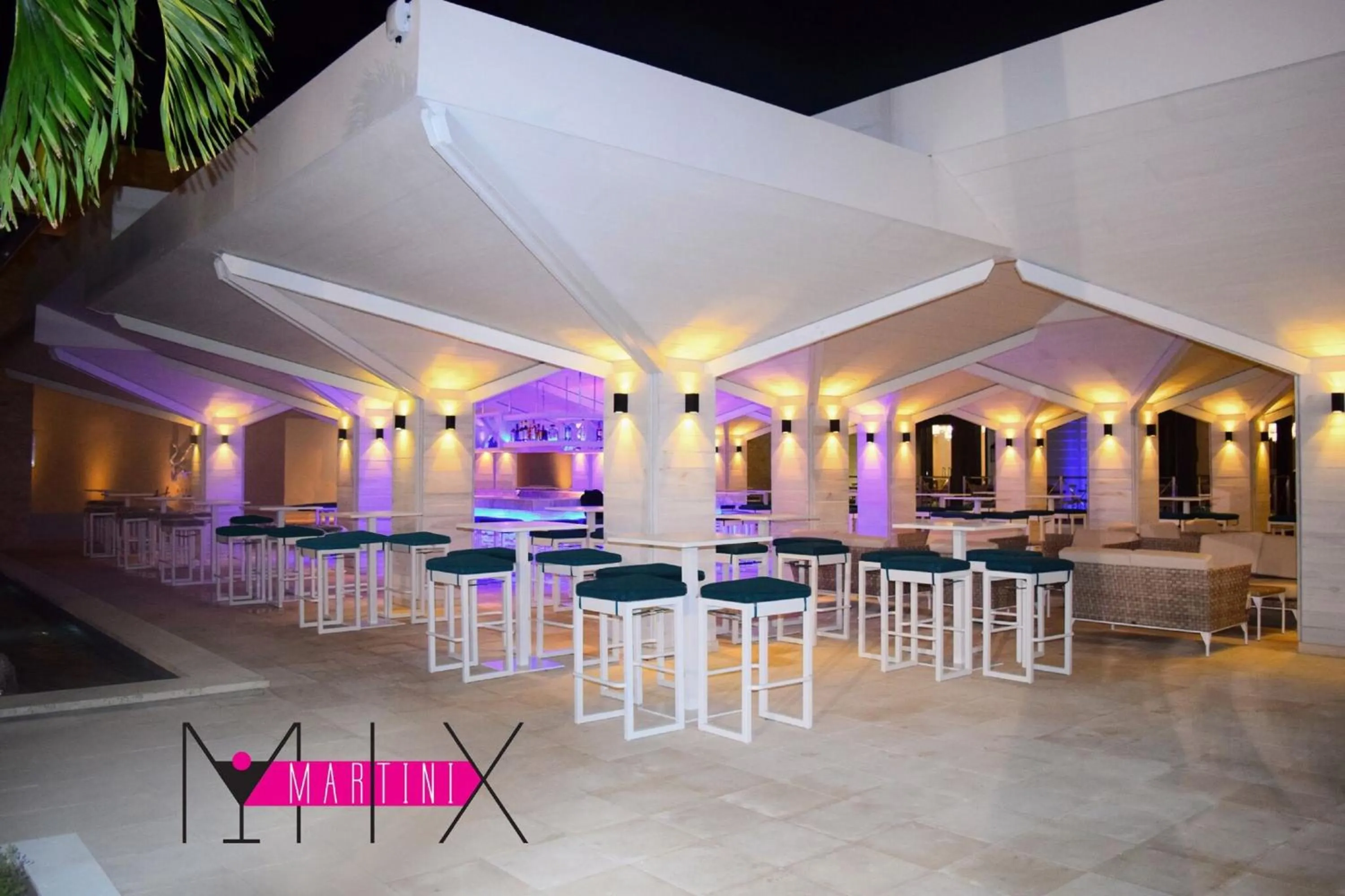 Lounge or bar in Royalton Blue Waters Montego Bay, An Autograph Collection All-Inclusive Resort