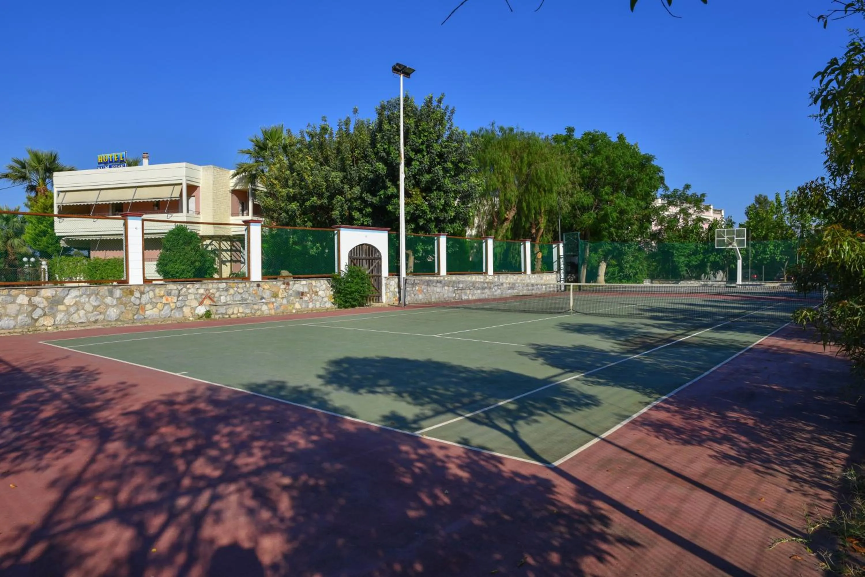 Tennis court in Sun Rise Hotel Apartments