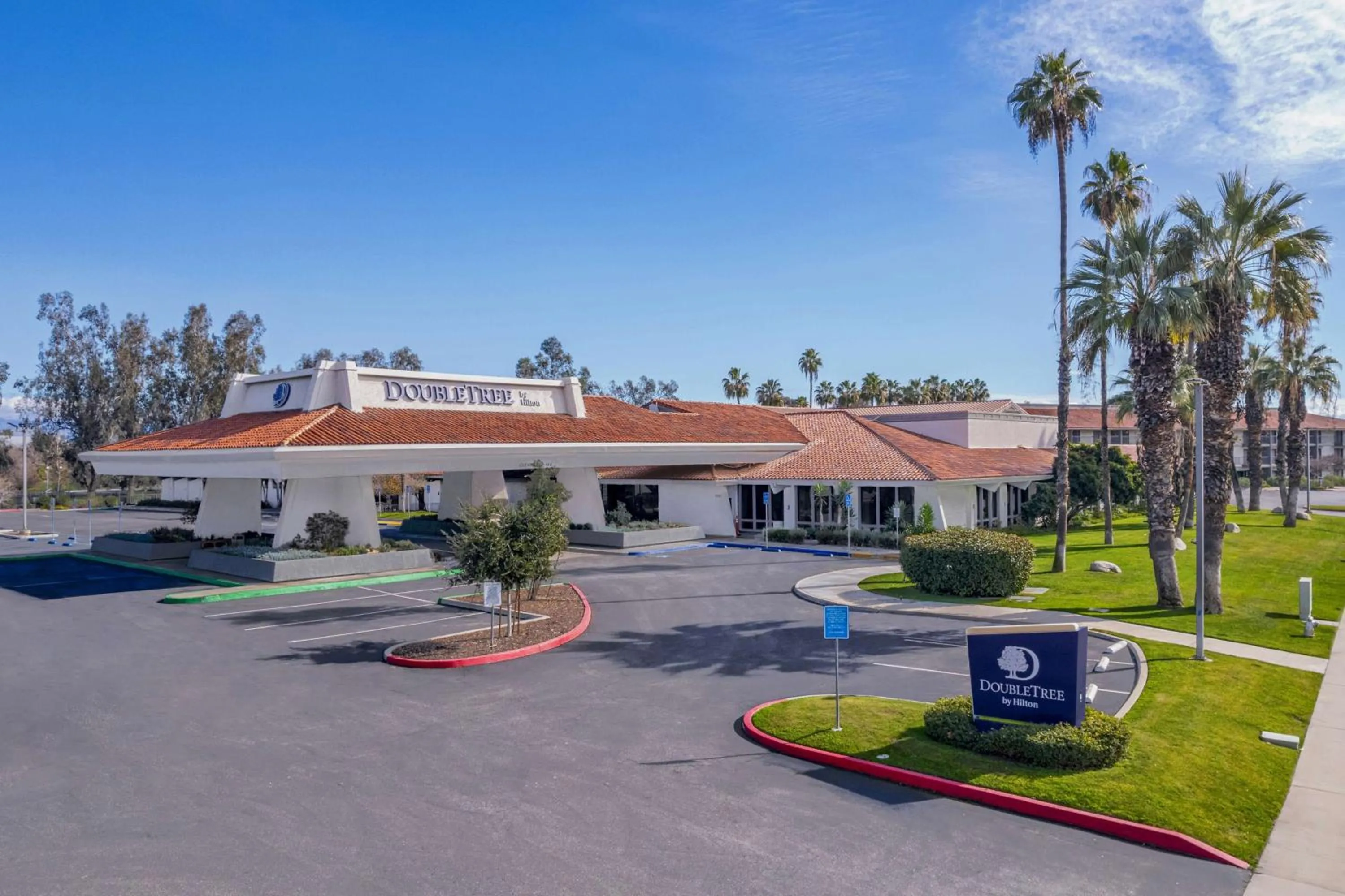 Property building in DoubleTree by Hilton Bakersfield