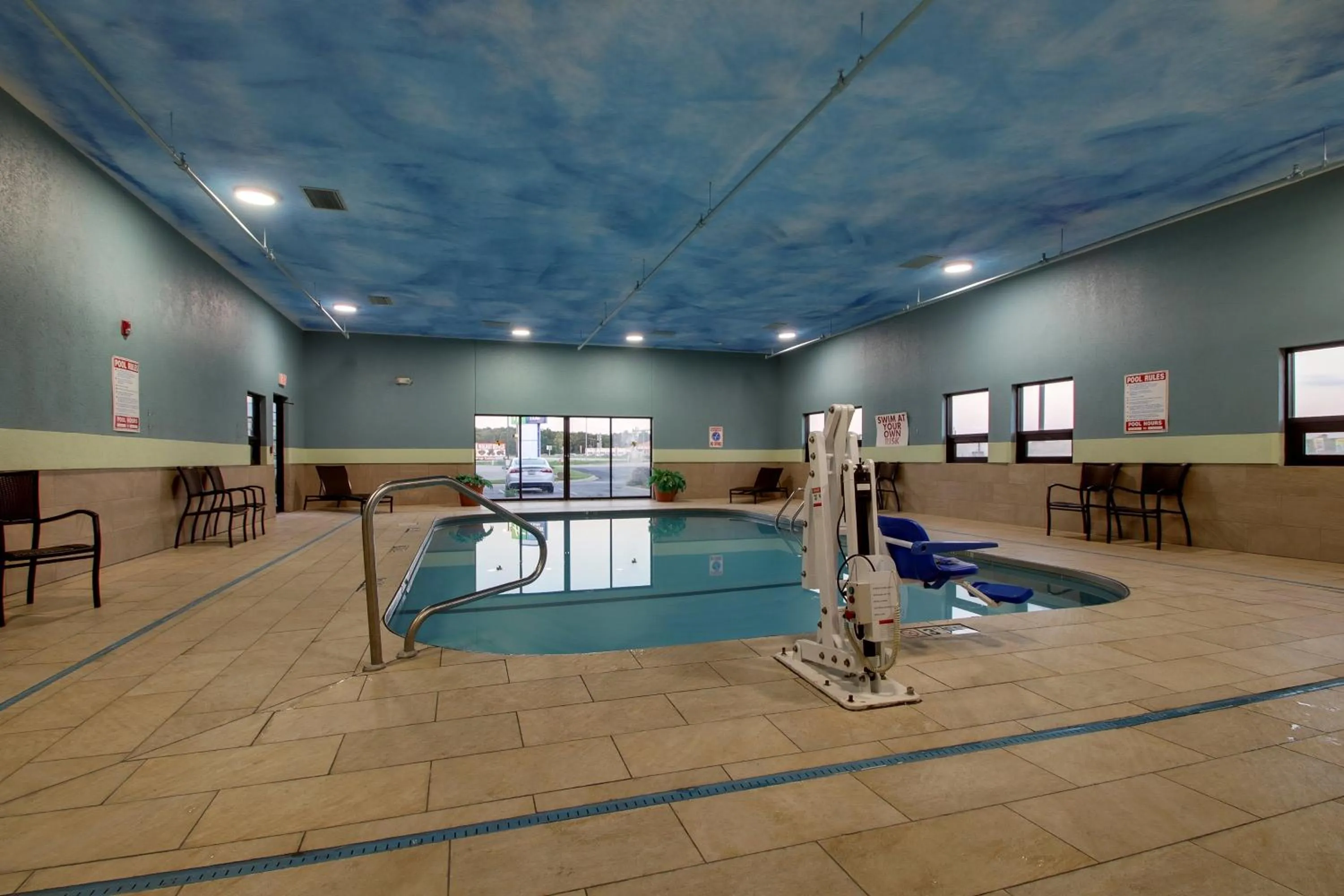 Swimming pool in Holiday Inn Express Hotel & Suites Lebanon by IHG