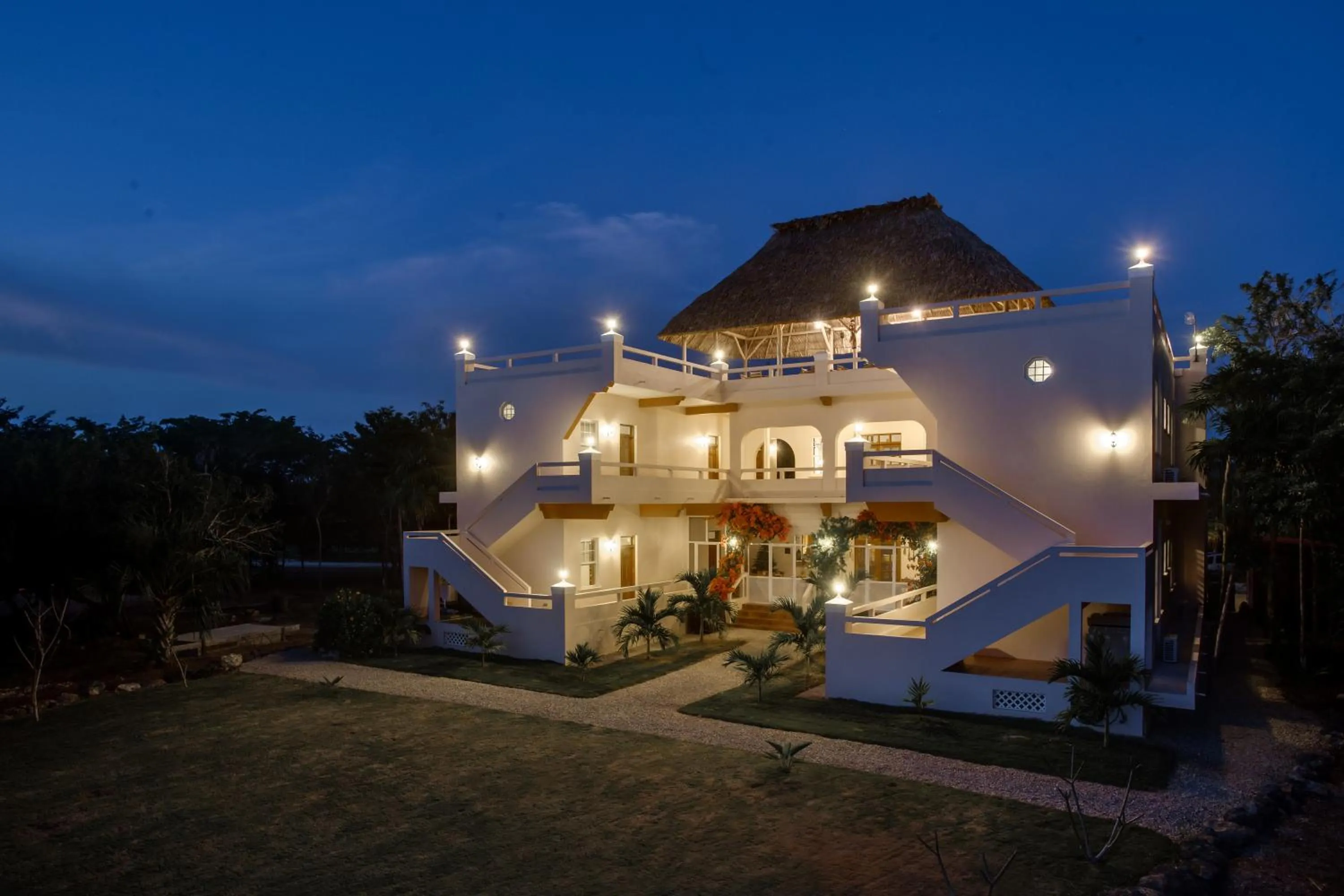 Lounge or bar in The Crimson Orchid Inn at Orchid Bay