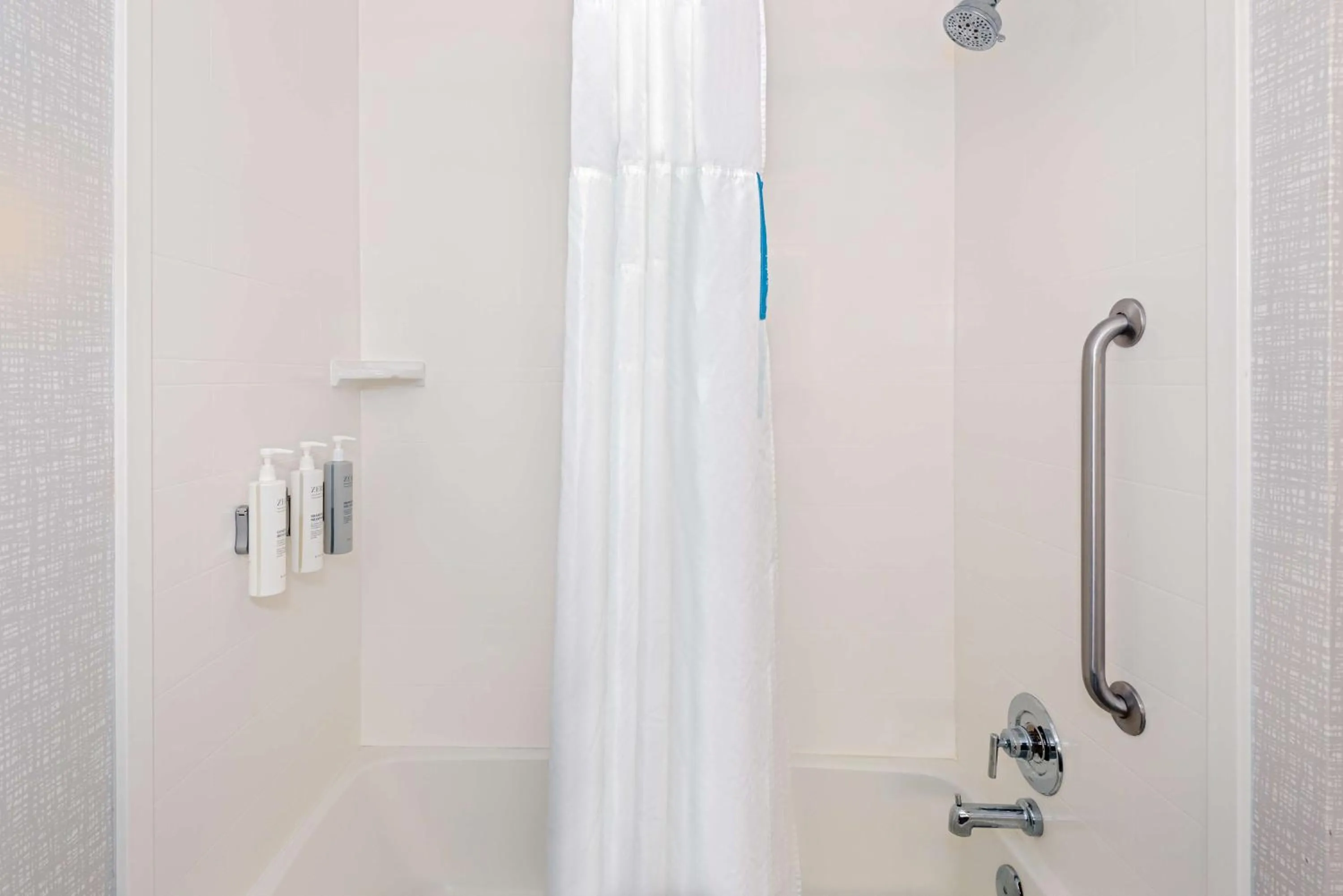 Bathroom in Hampton Inn Petersburg - Southpark Mall