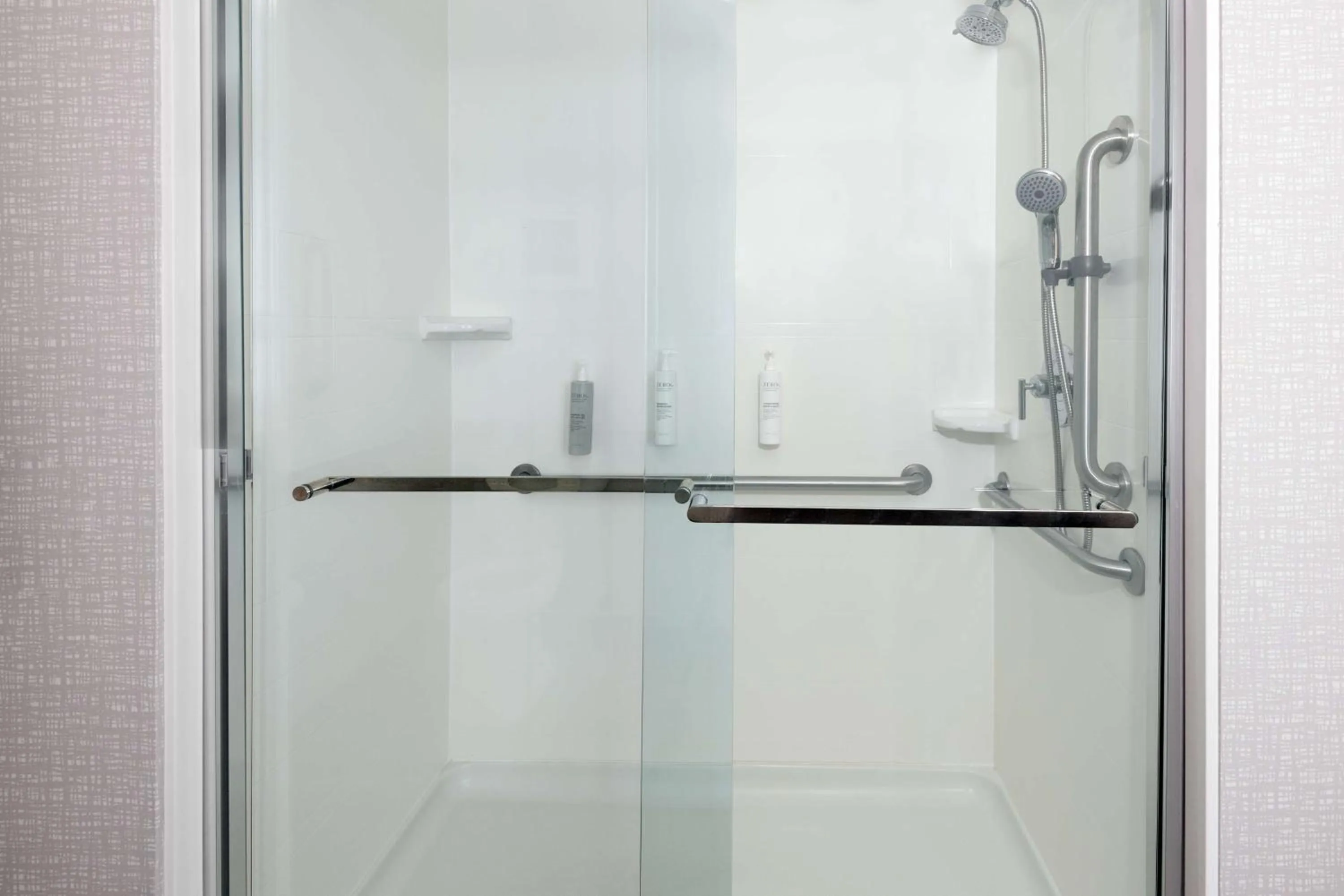 Bathroom in Hampton Inn Petersburg - Southpark Mall