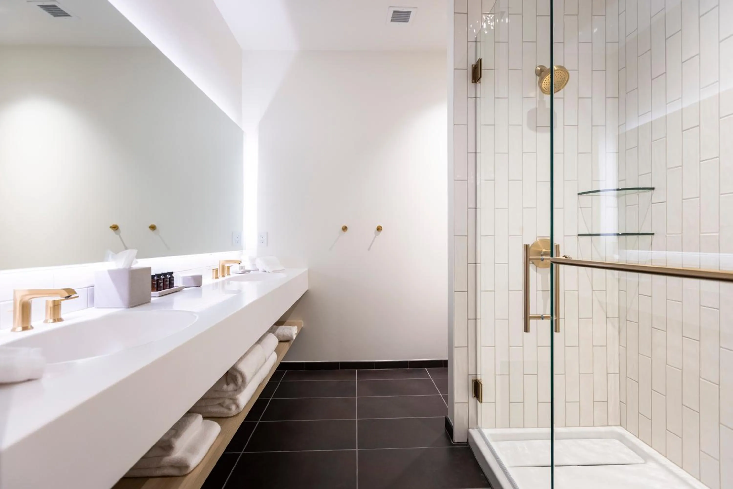 Bathroom in Hotel Covington Cincinnati Riverfront