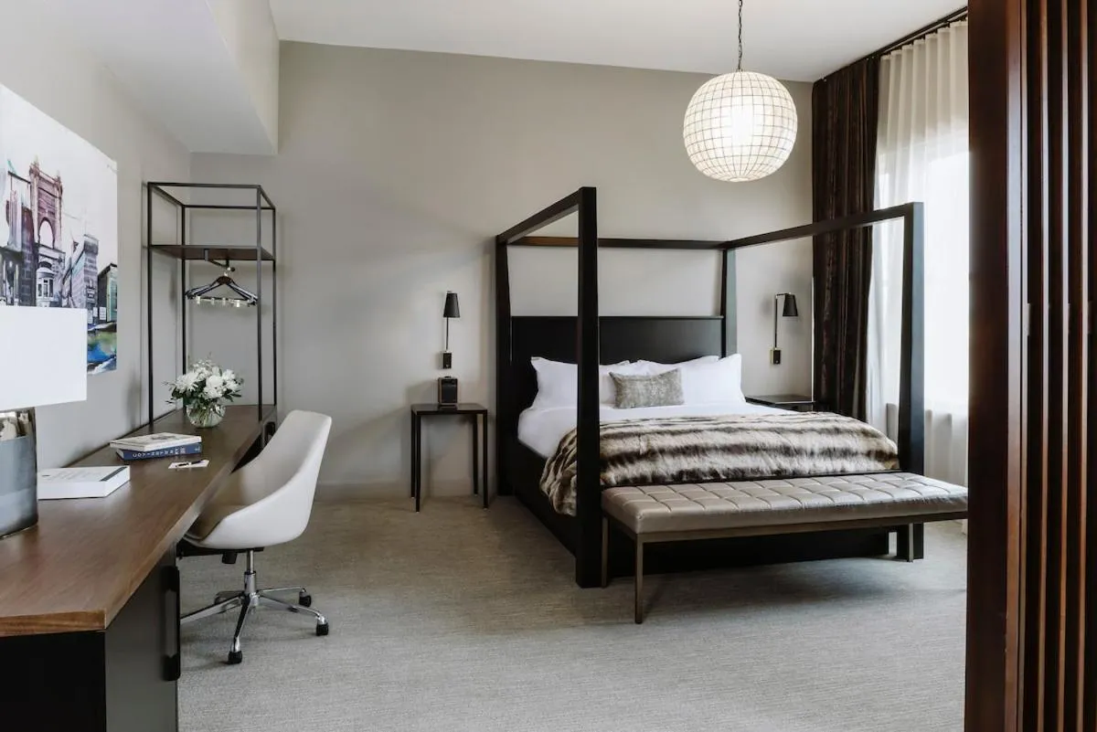 Bed in Hotel Covington Cincinnati Riverfront