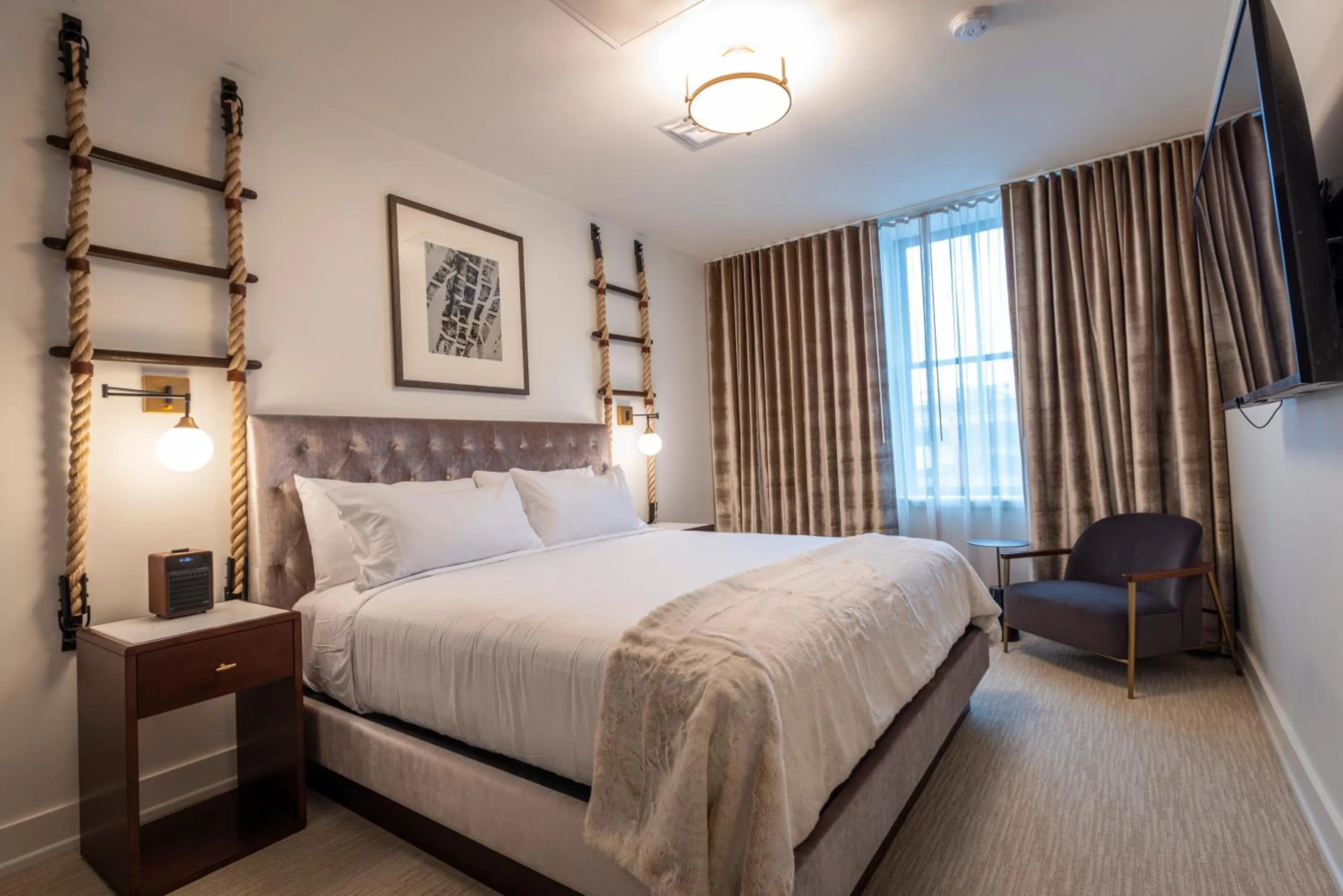 Bed in Hotel Covington Cincinnati Riverfront