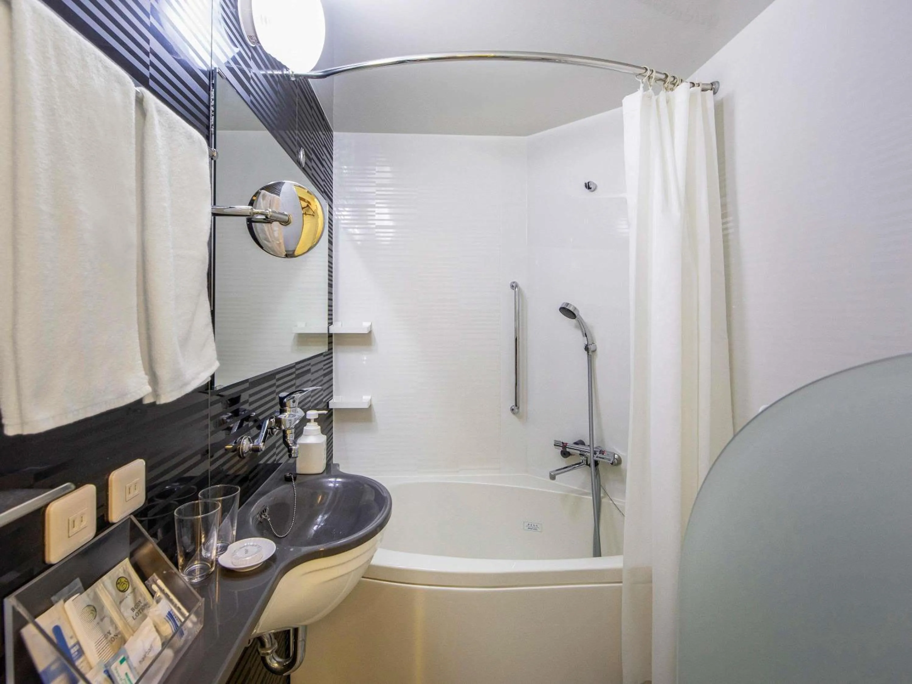 Bedroom in ibis Styles Tokyo Ginza