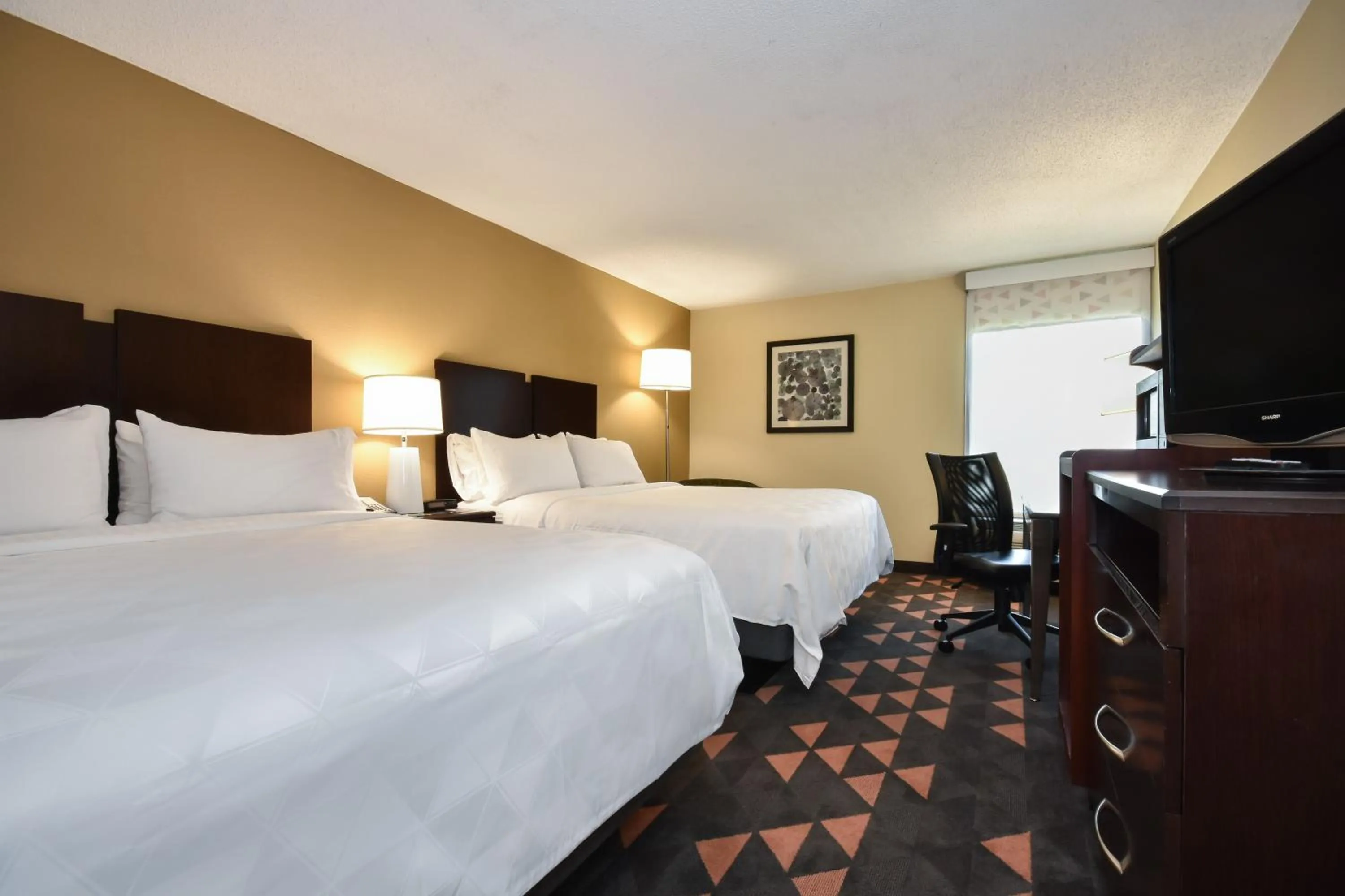 Photo of the whole room, Bed in Holiday Inn Lumberton by IHG