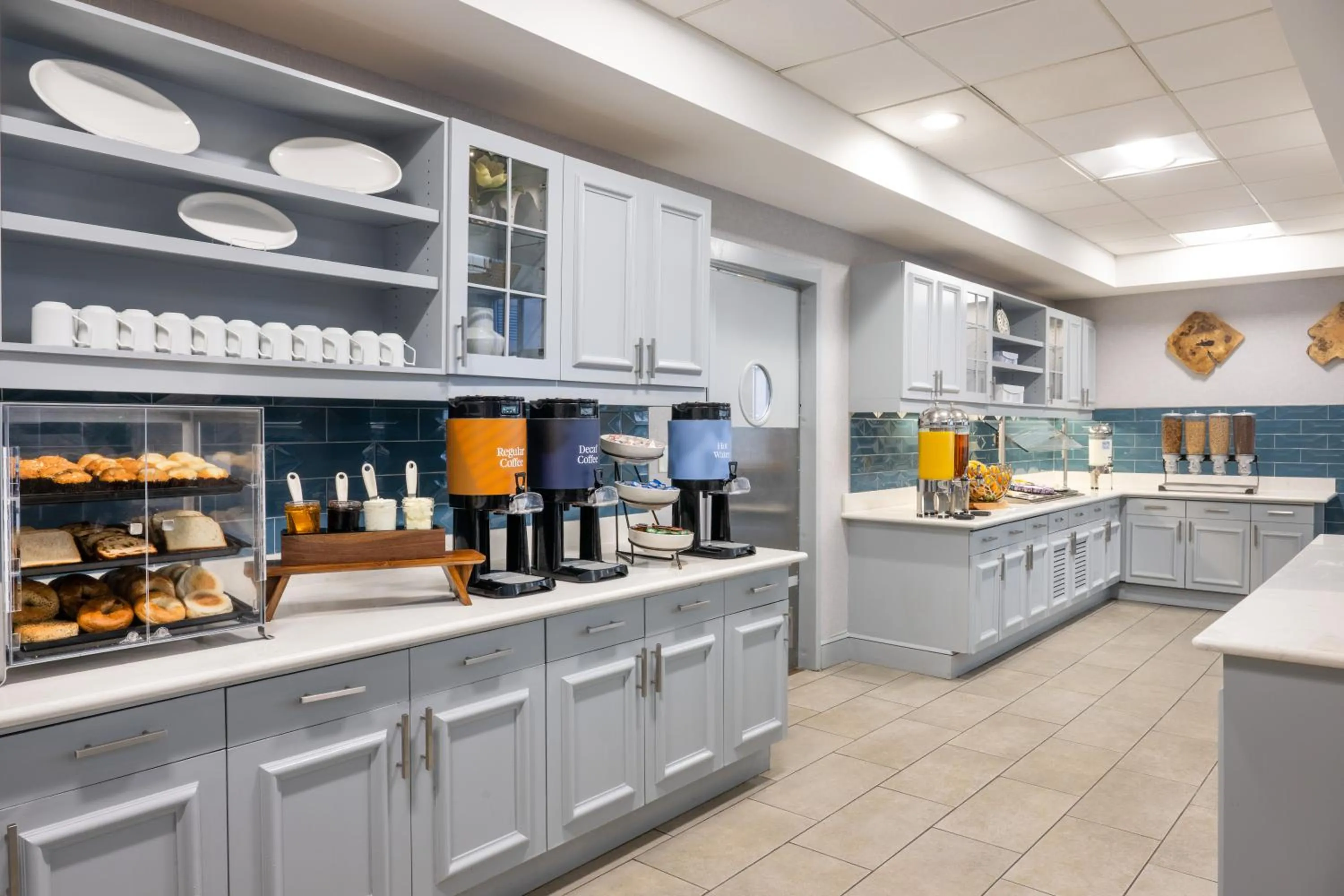 Food and drinks in Homewood Suites by Hilton Pittsburgh-Southpointe