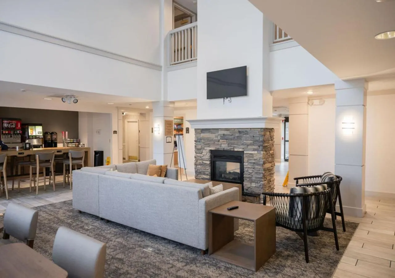 Communal lounge/ TV room in Staybridge Suites Jackson by IHG