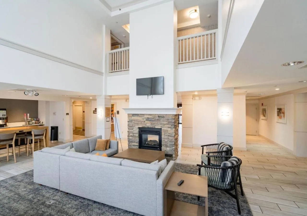 Communal lounge/ TV room in Staybridge Suites Jackson by IHG