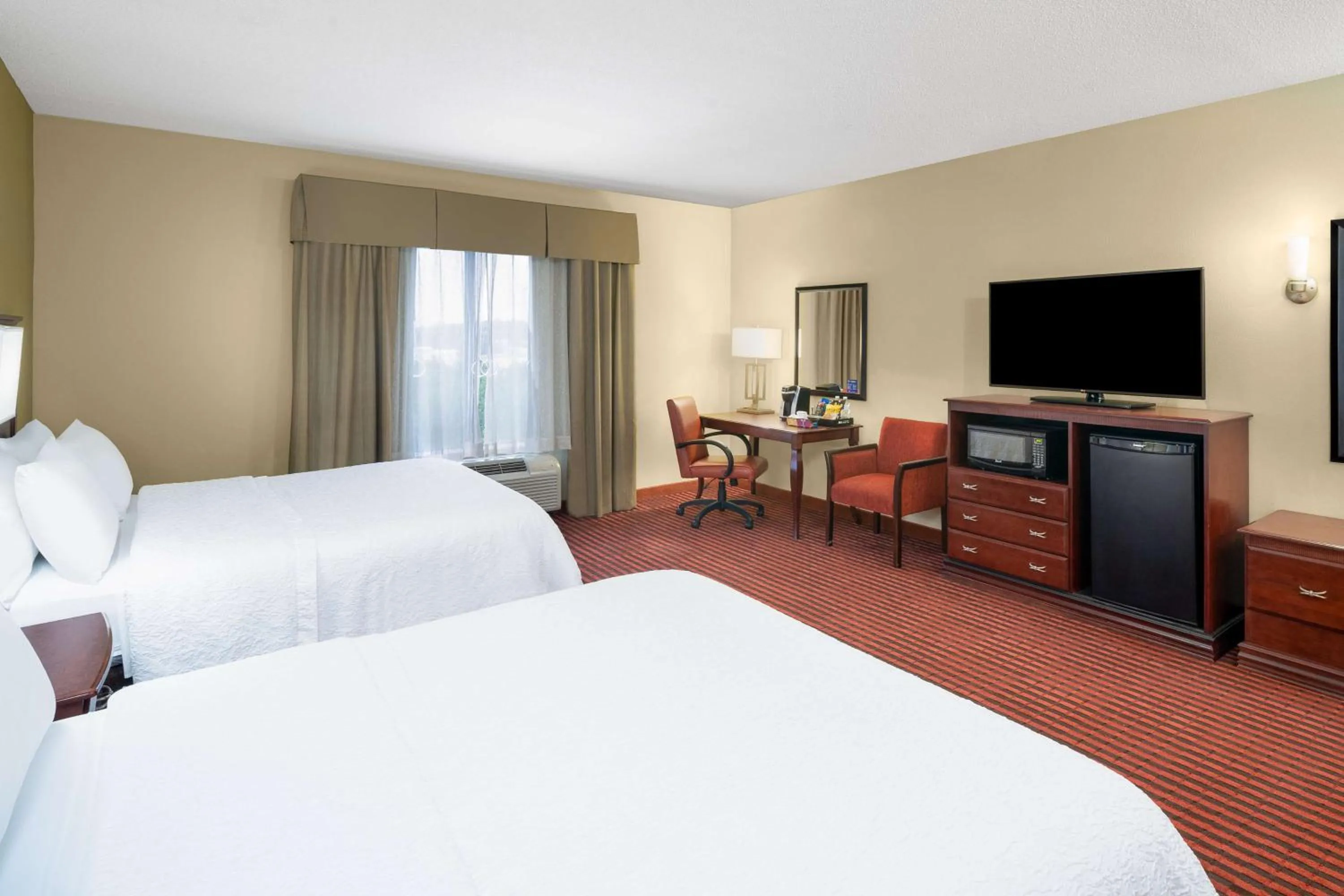 Bedroom, Bed in Hampton Inn Covington