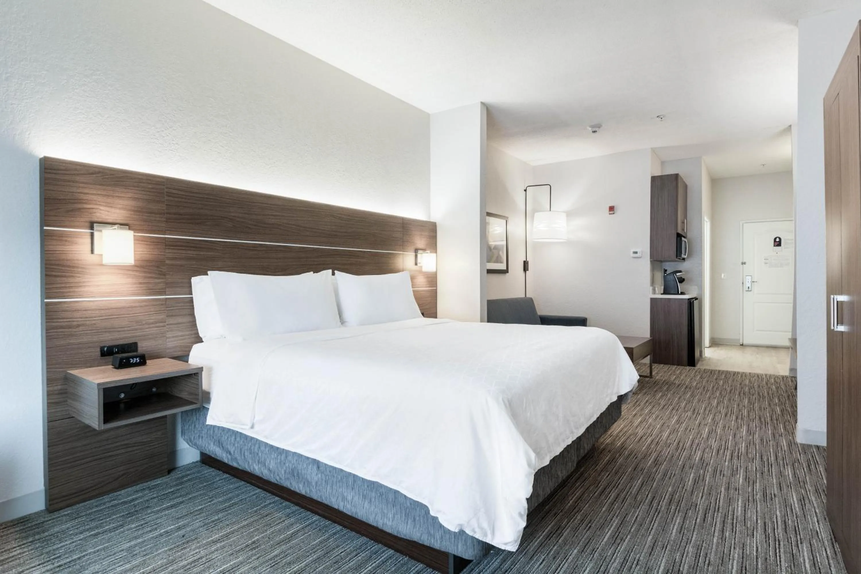 Bed in Holiday Inn Express Hotel & Suites Jasper, an IHG Hotel