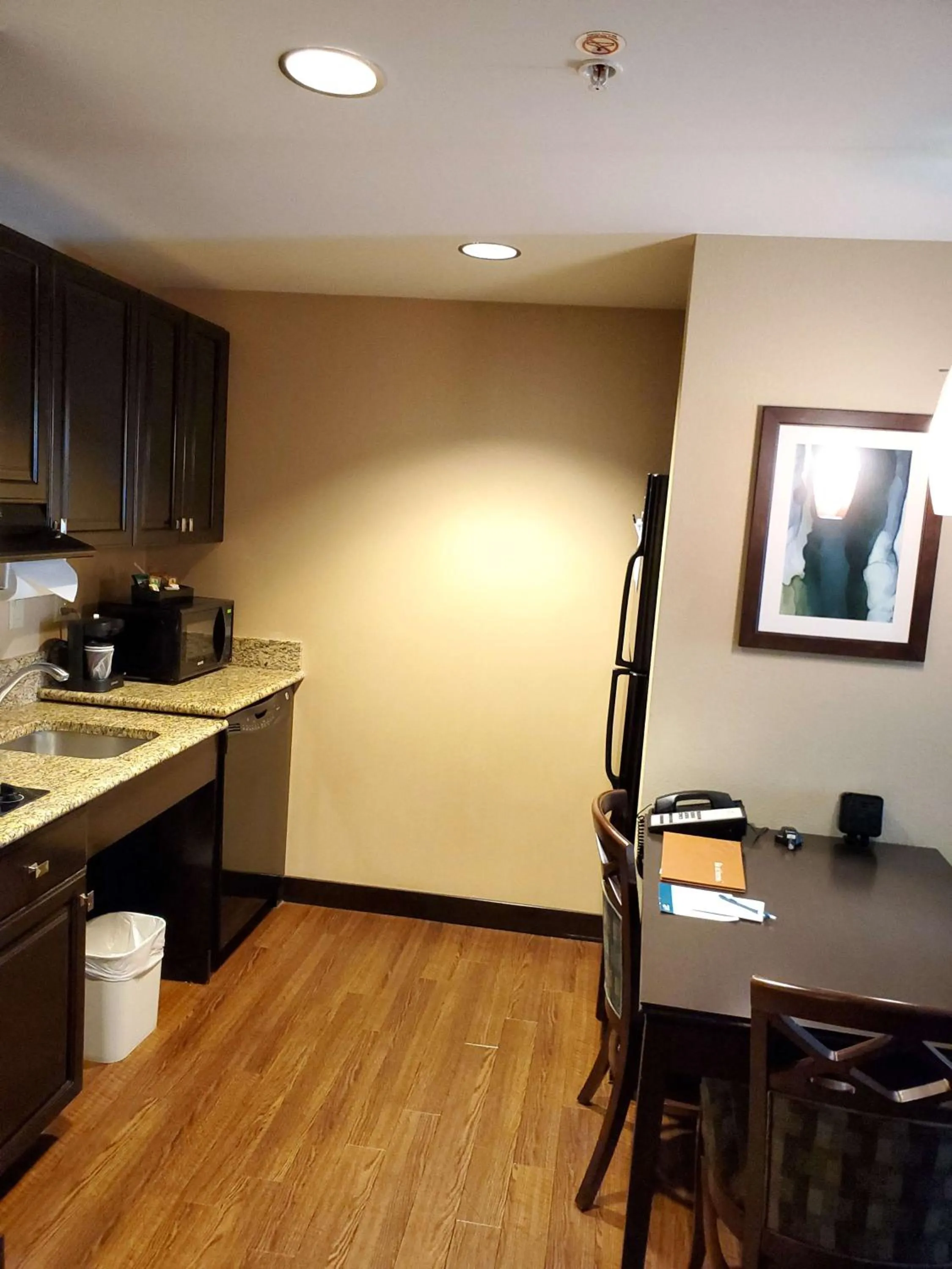 Kitchen or kitchenette in Homewood Suites by Hilton Phoenix Chandler Fashion Center