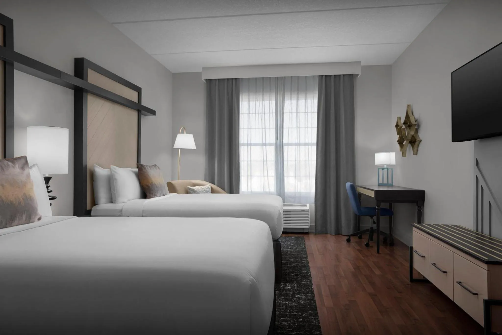 Photo of the whole room, Bed in Hotel Indigo Jacksonville-Deerwood Park by IHG