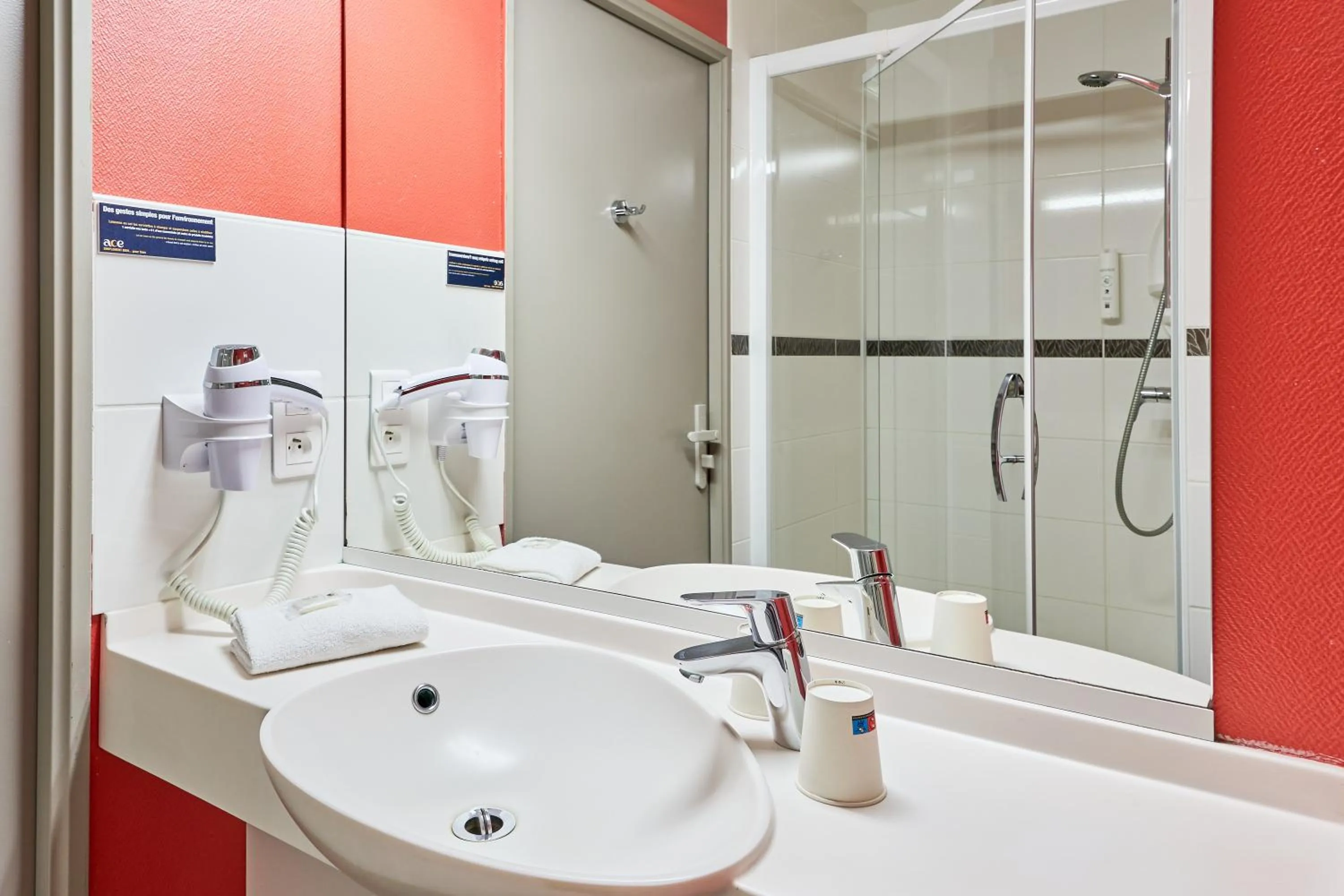 Bathroom in Ace Hôtel Caen Nord Mémorial