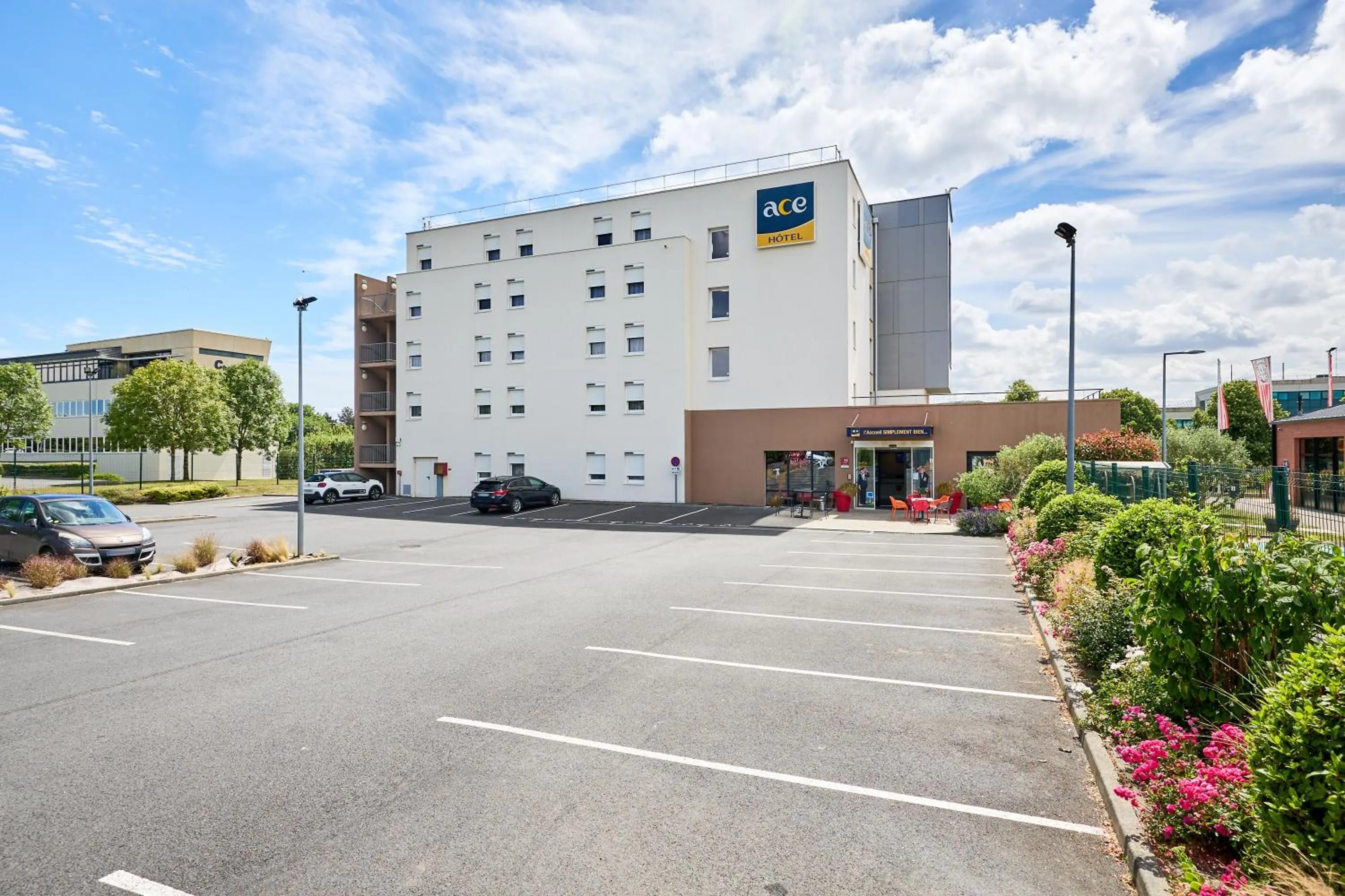 Parking in Ace Hôtel Caen Nord Mémorial