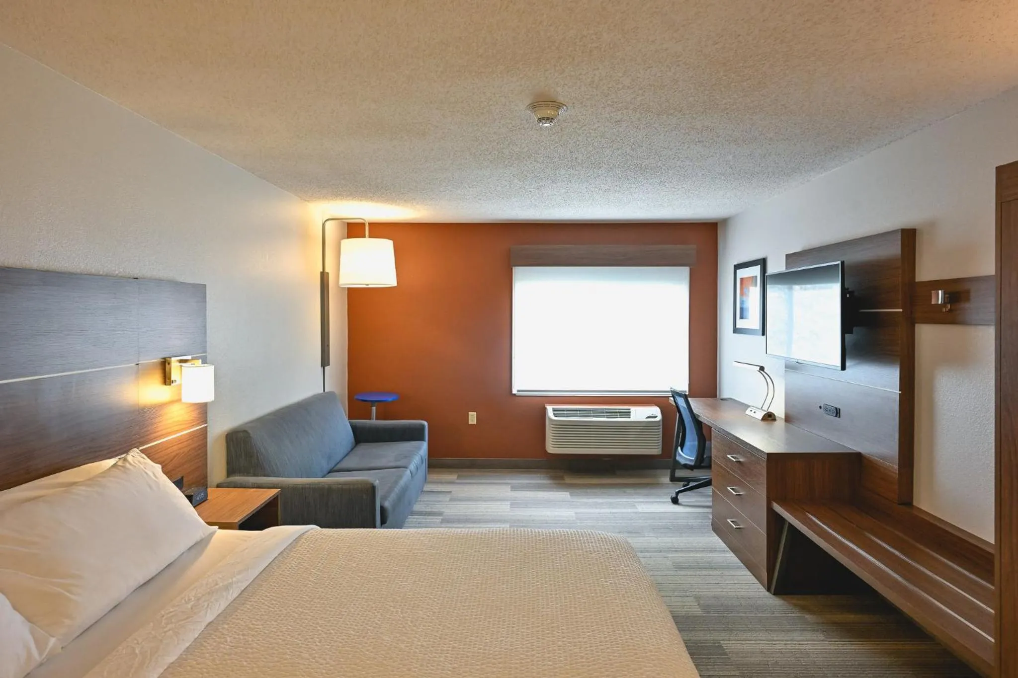 Photo of the whole room, Bed in Holiday Inn Express Houghton-Keweenaw by IHG