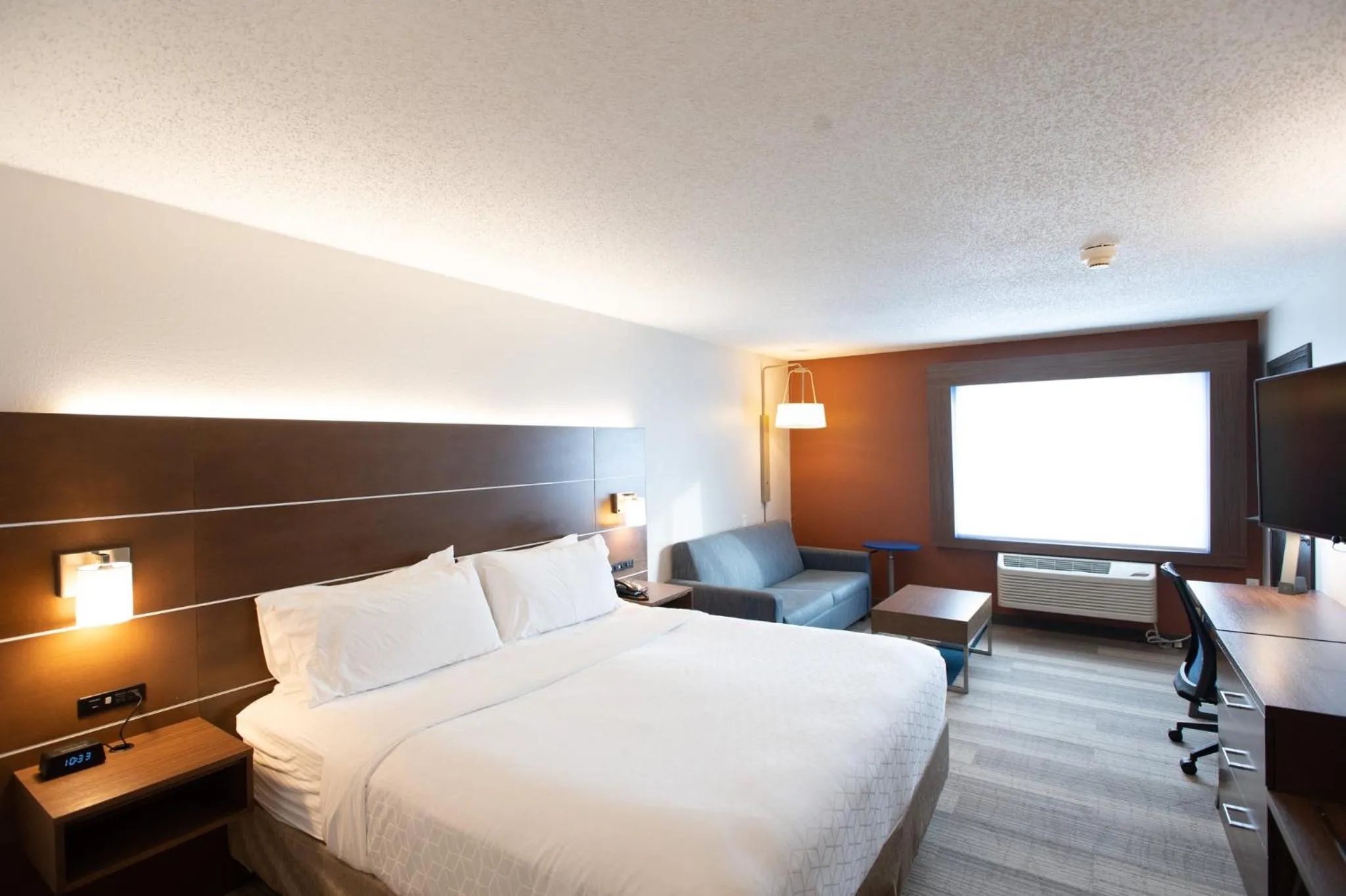 Photo of the whole room, Bed in Holiday Inn Express Houghton-Keweenaw by IHG