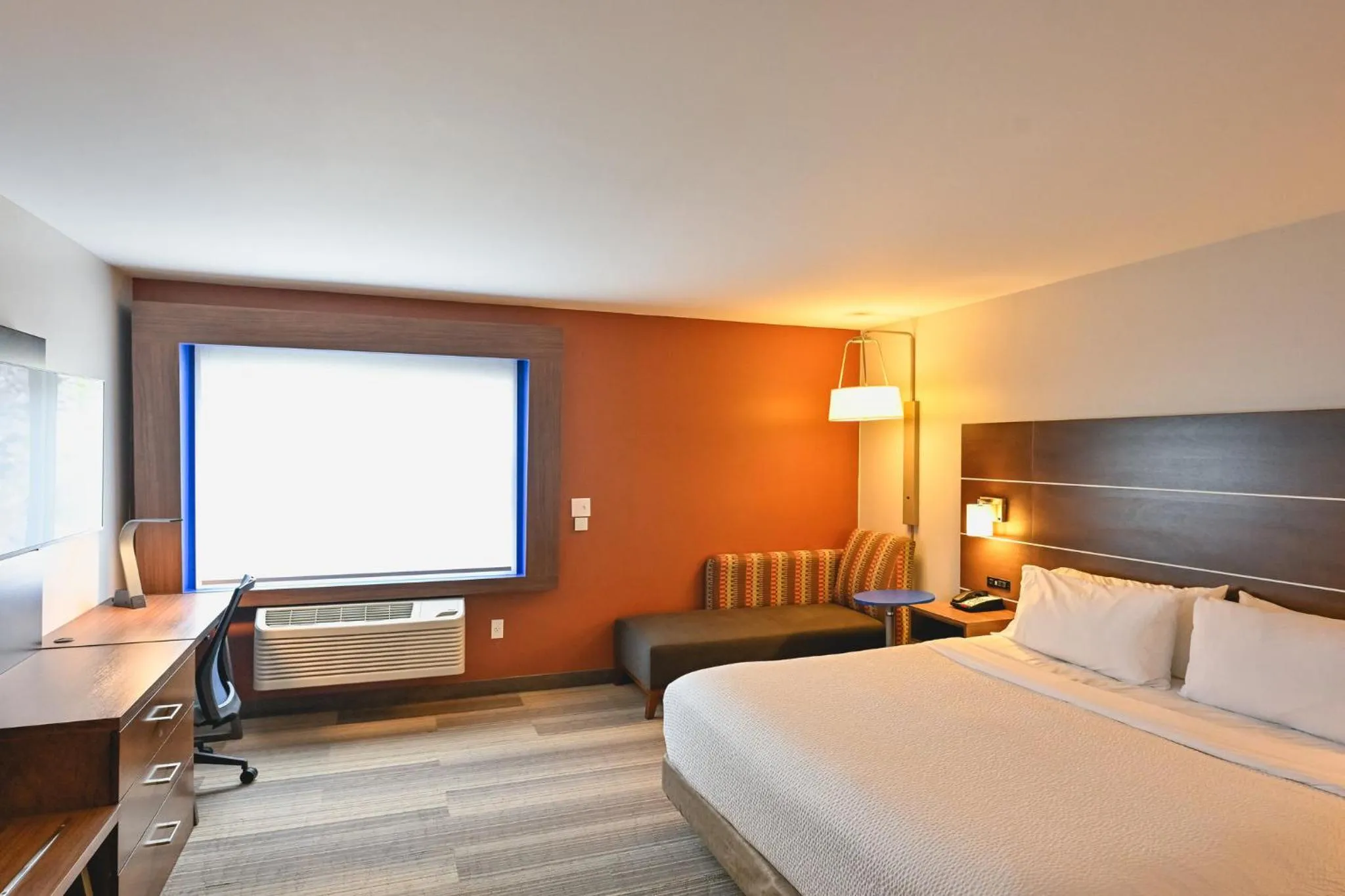 Photo of the whole room, Bed in Holiday Inn Express Houghton-Keweenaw by IHG