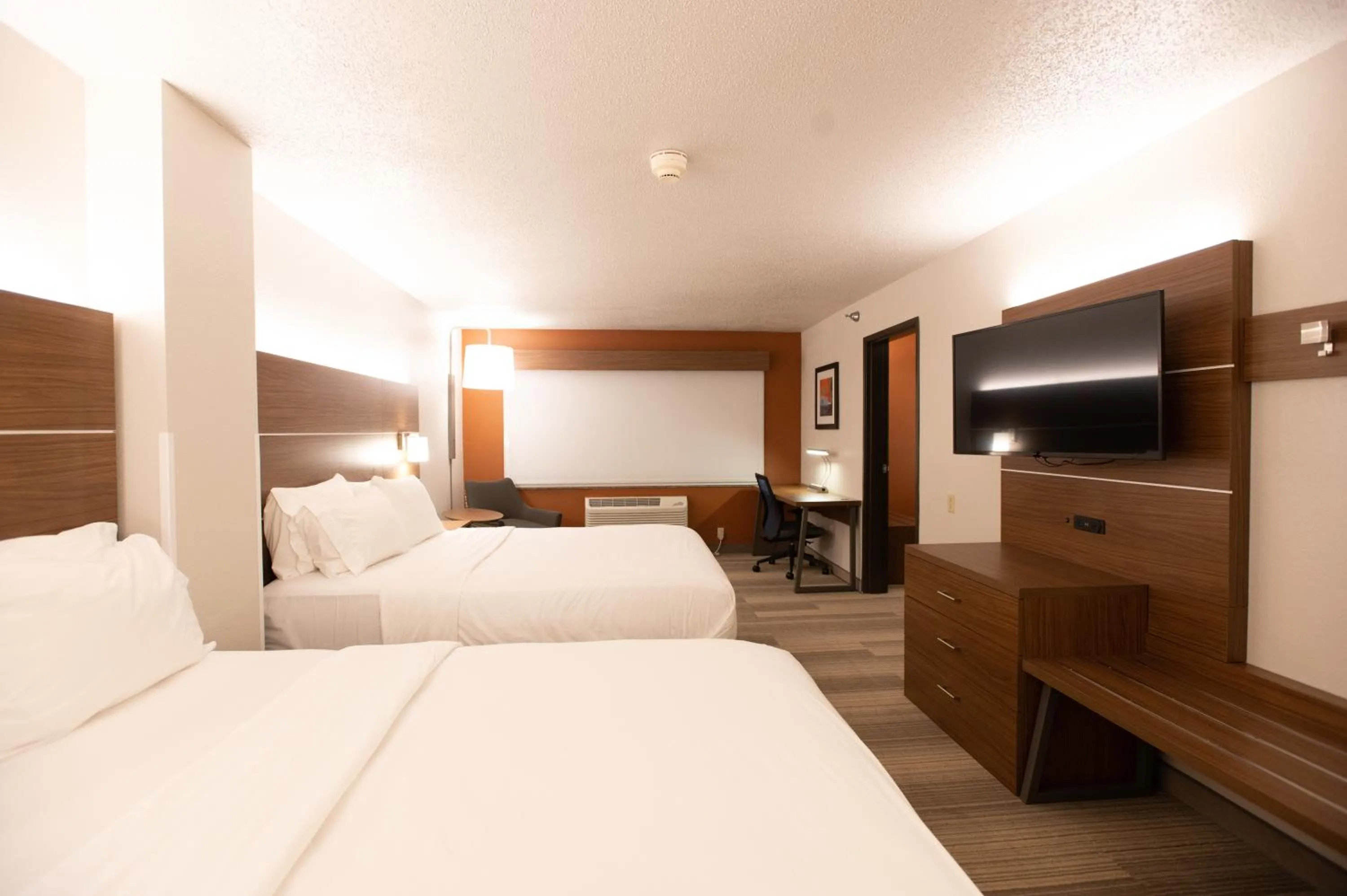 Bed in Holiday Inn Express Houghton-Keweenaw by IHG